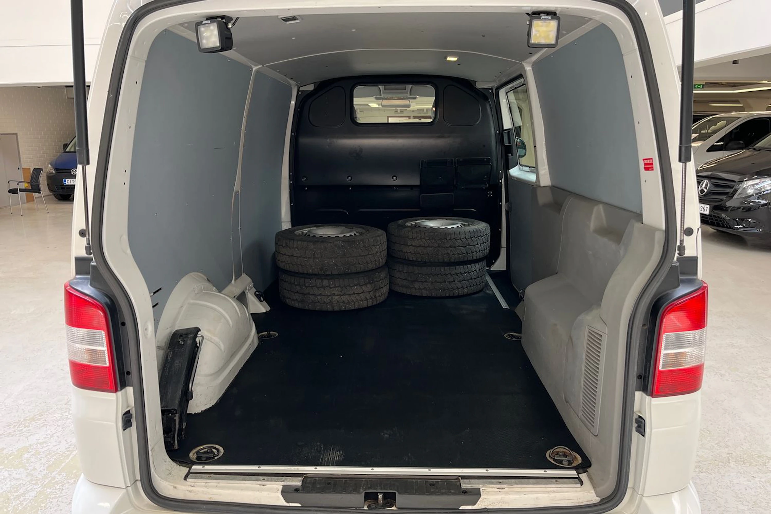 valkoinen Volkswagen Transporter 2012 kuva 16.