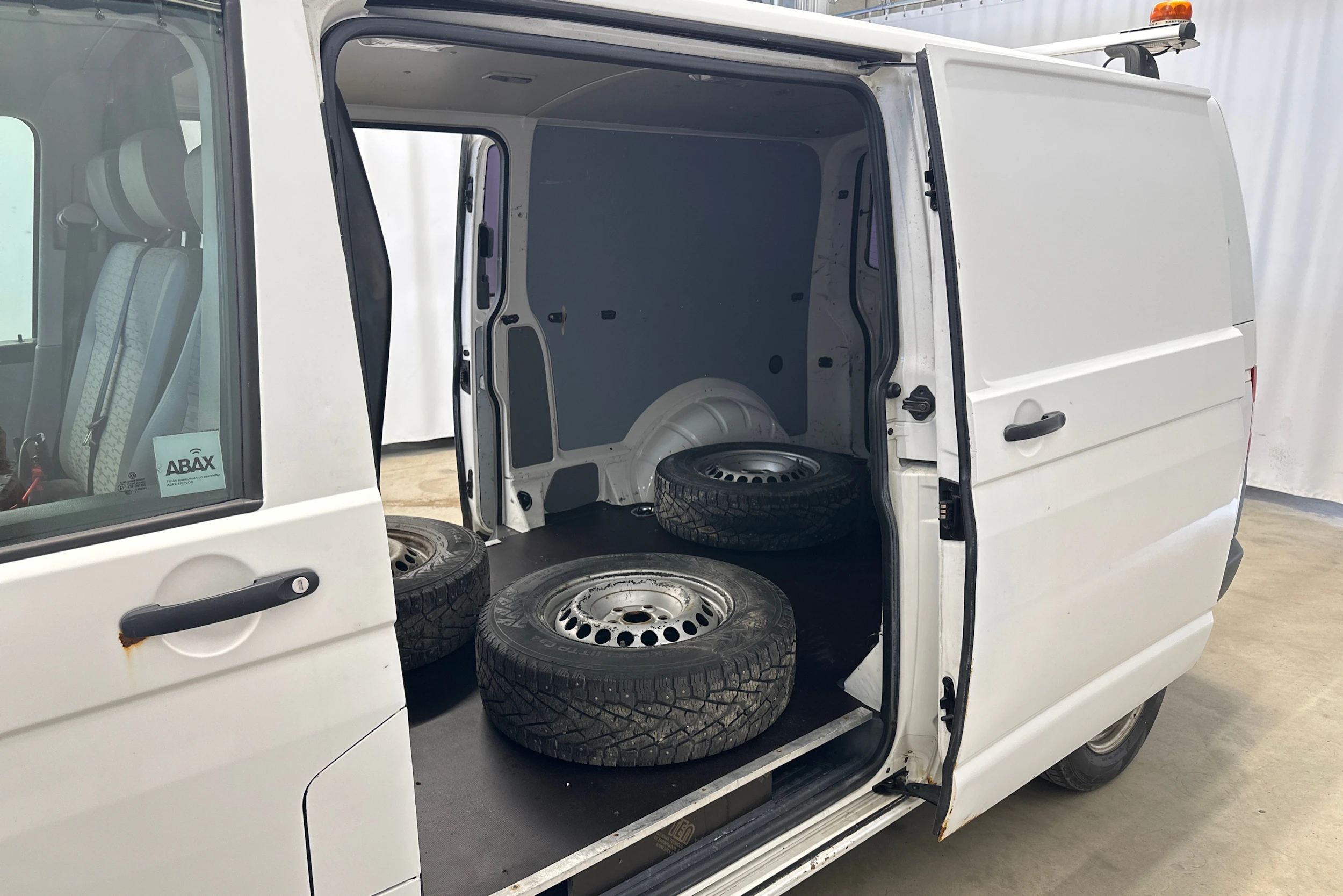 valkoinen Volkswagen Transporter 2012 kuva 11.