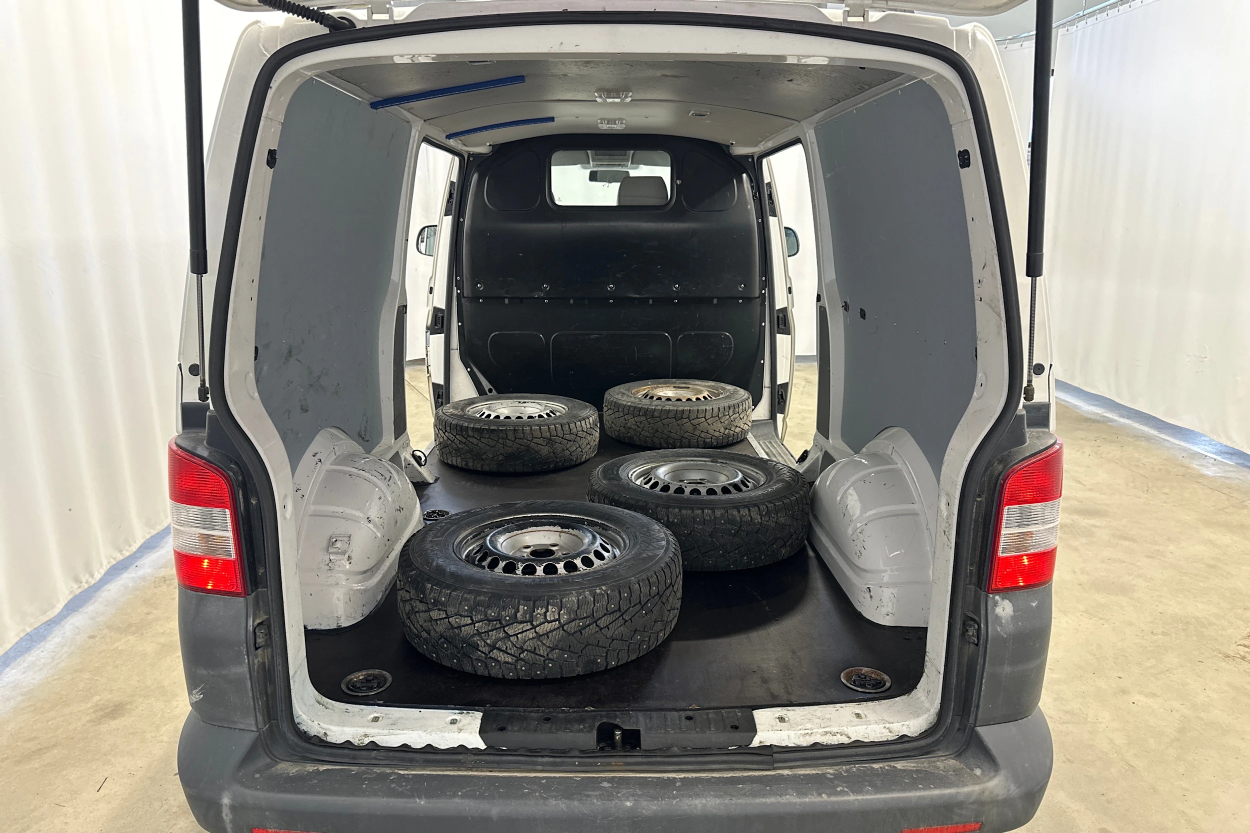 valkoinen Volkswagen Transporter 2012 kuva 12.