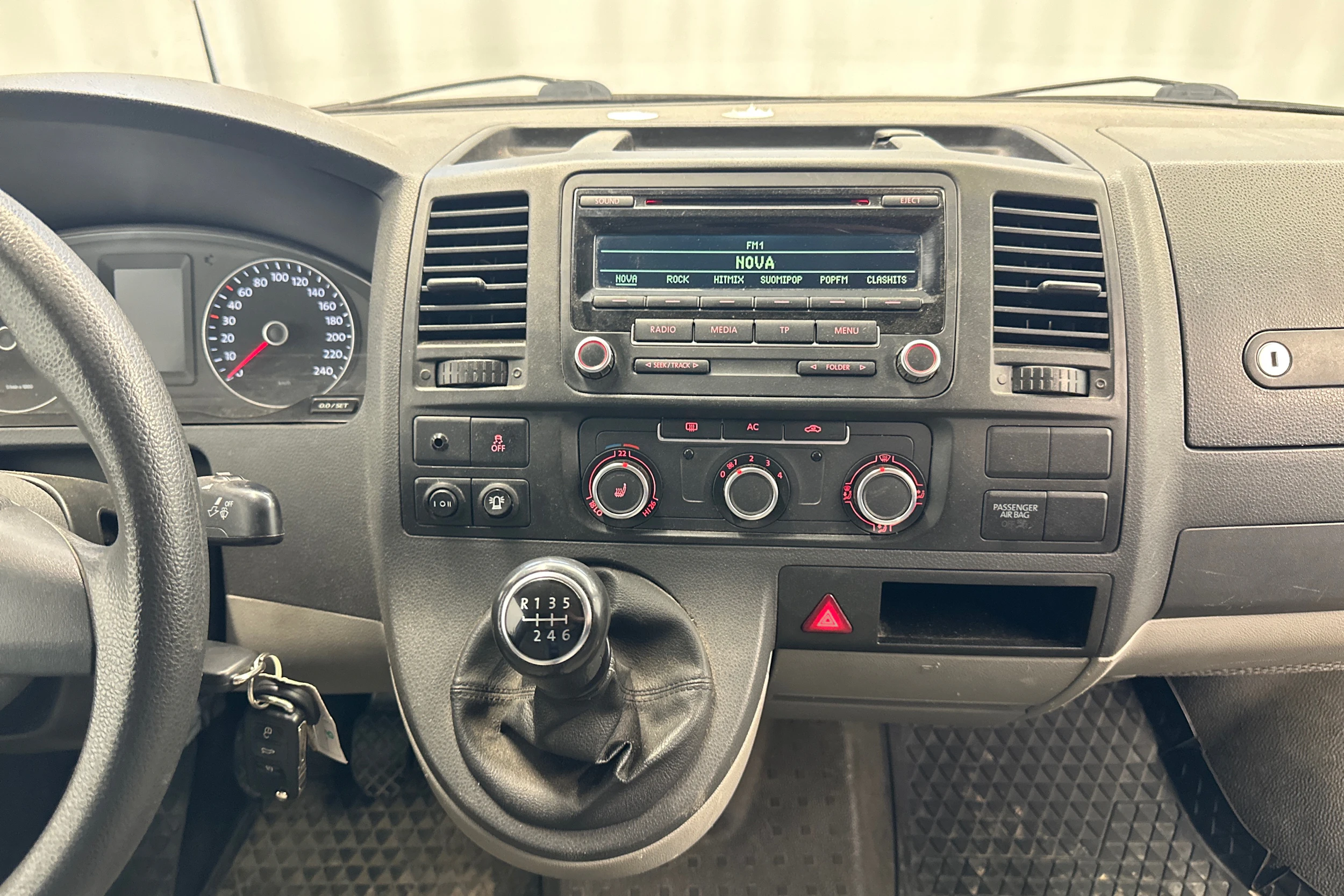 valkoinen Volkswagen Transporter 2012 kuva 13.
