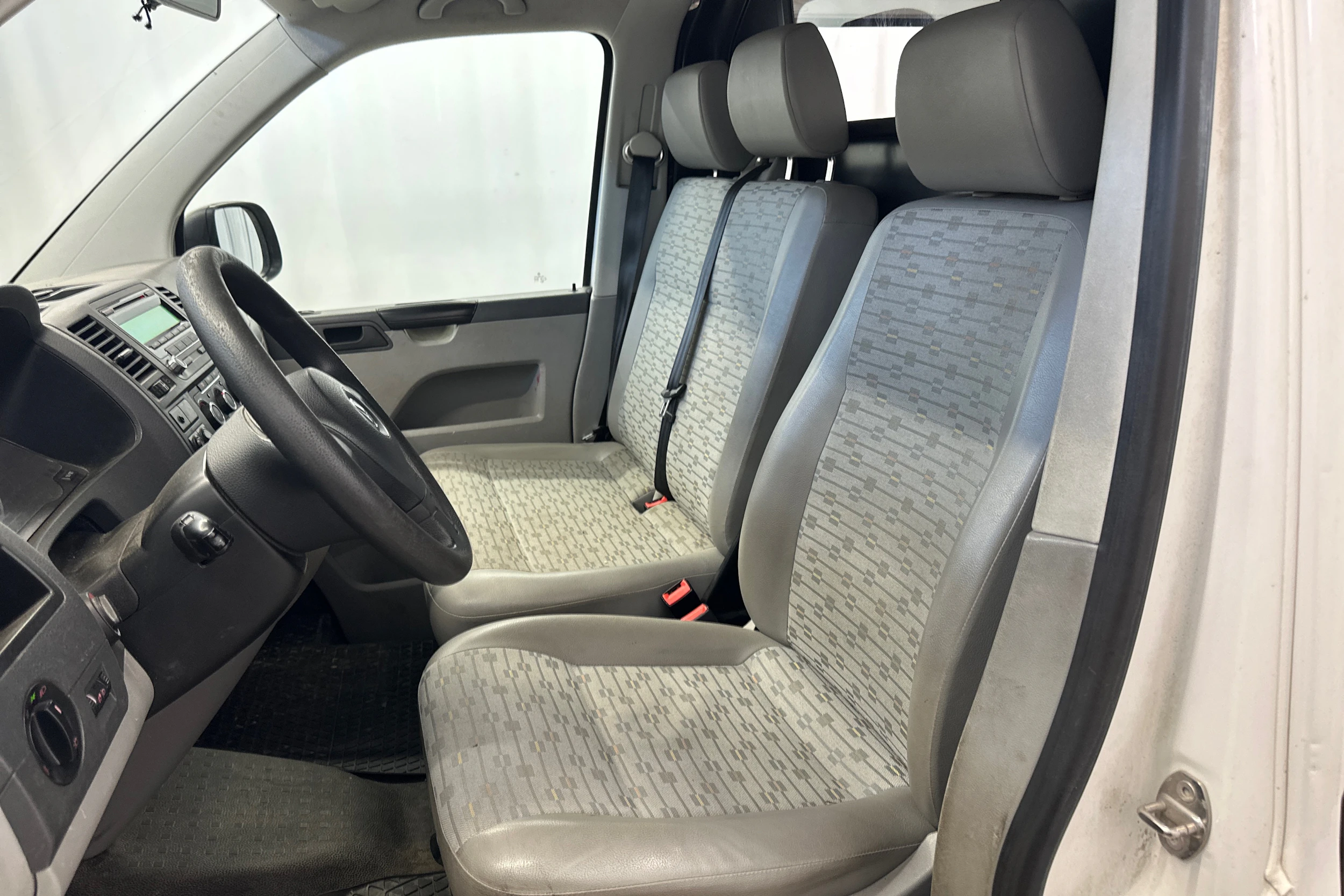 valkoinen Volkswagen Transporter 2012 kuva 16.