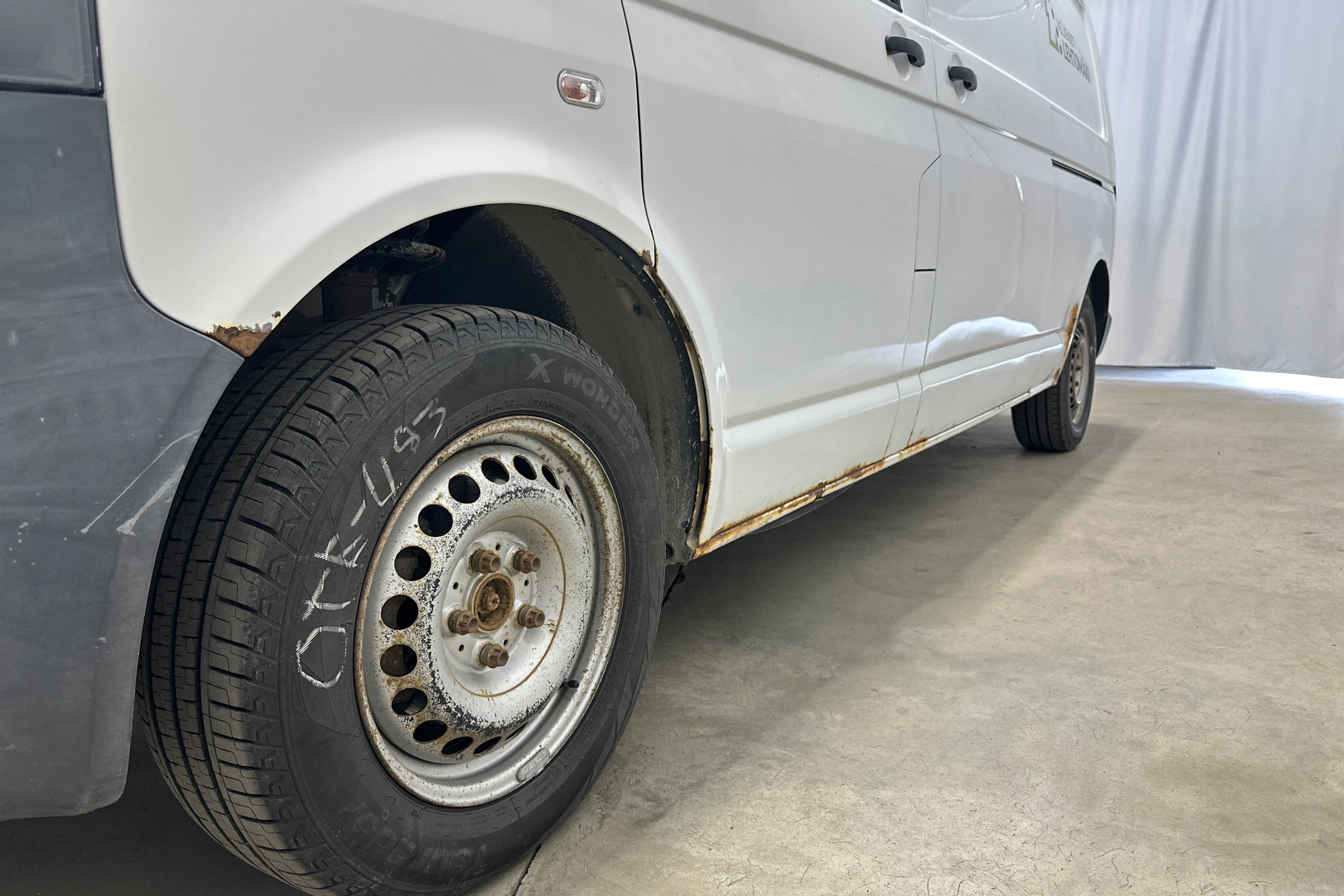 valkoinen Volkswagen Transporter 2012 kuva 17.