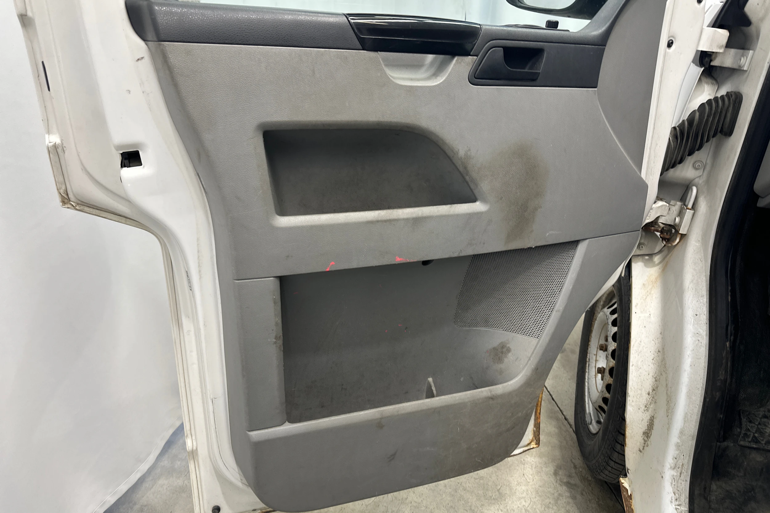 valkoinen Volkswagen Transporter 2012 kuva 26.