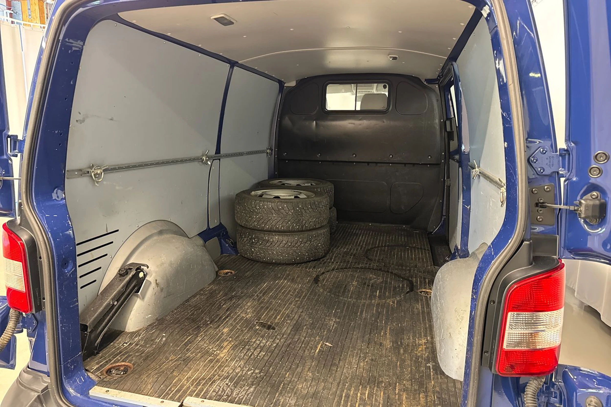 sininen Volkswagen Transporter 2012 kuva 24.