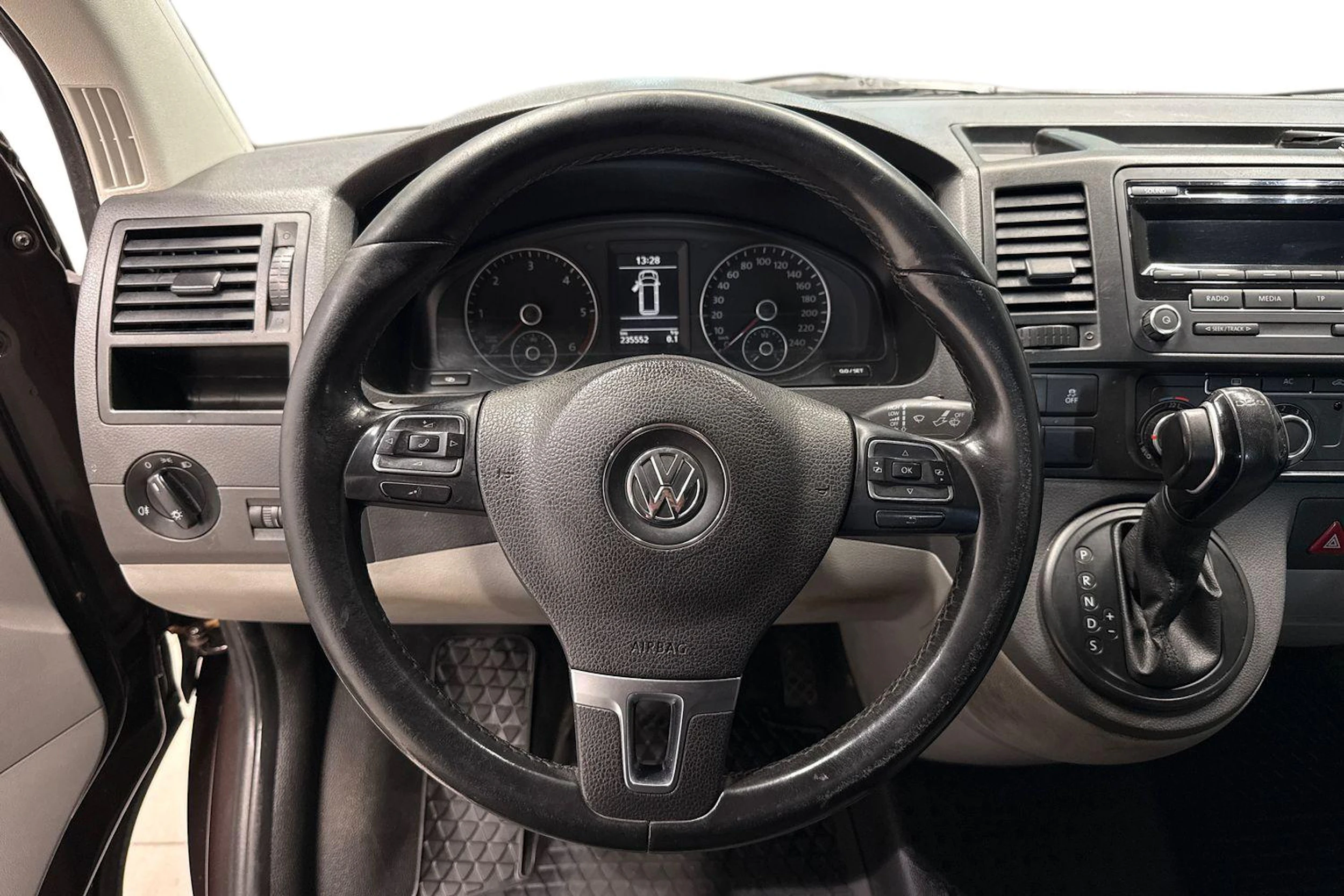 Ruskea (beige) Volkswagen TRANSPORTER 2012 kuva 9.