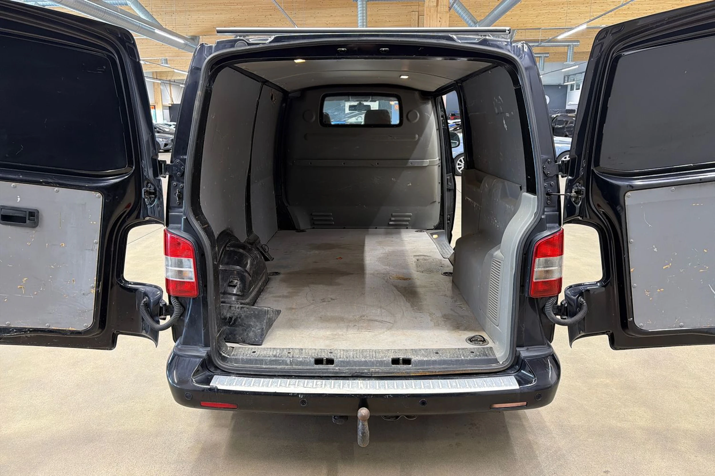 musta Volkswagen Transporter 2012 kuva 15.