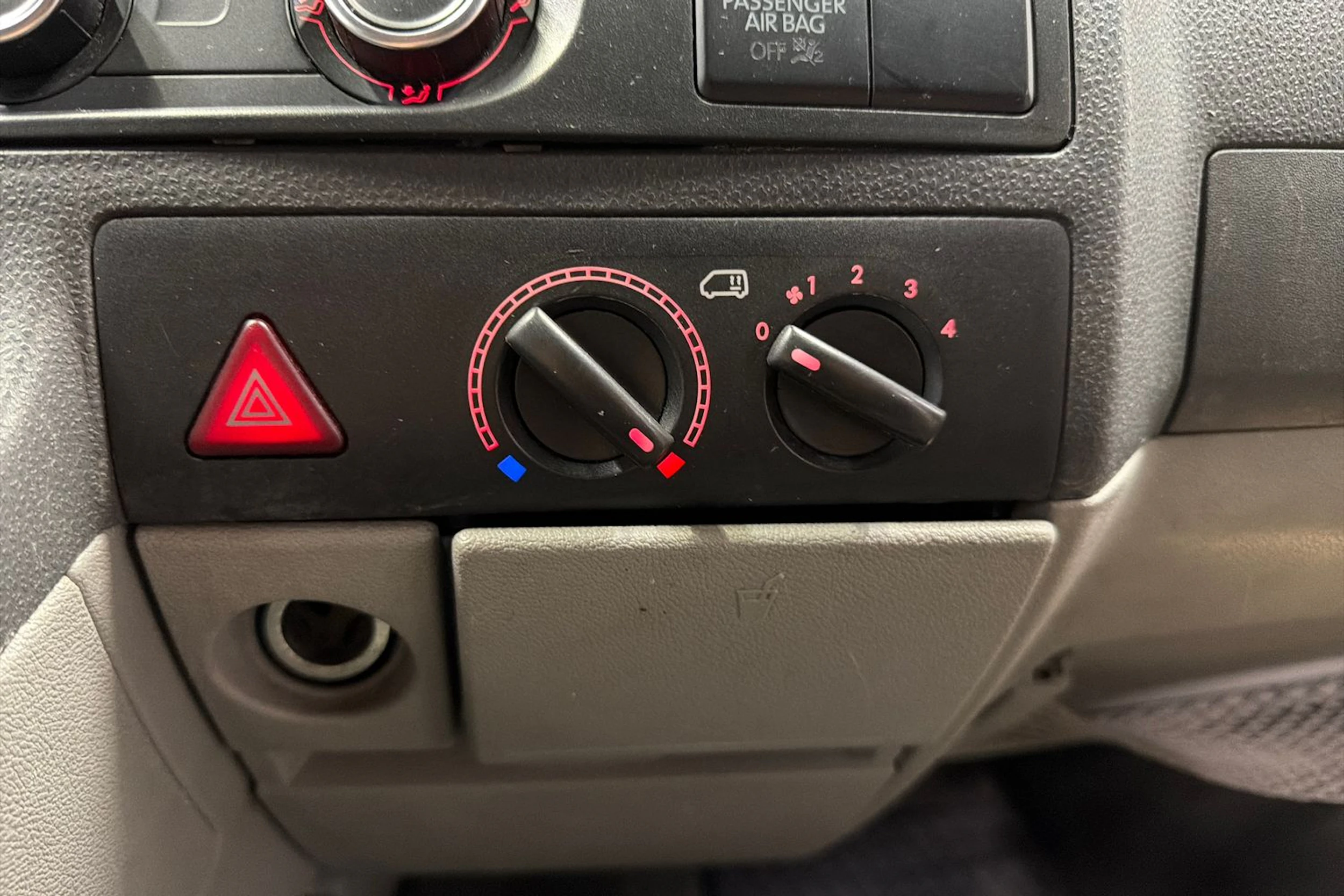 musta Volkswagen Transporter 2012 kuva 24.