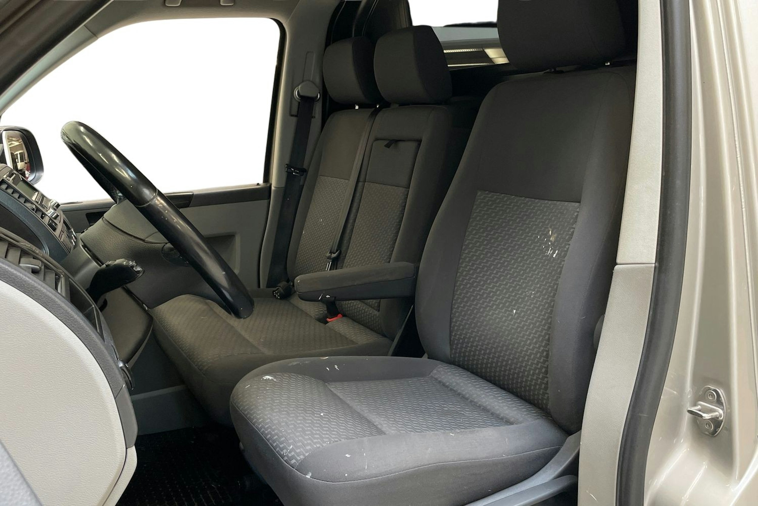 ruskea (beige) Volkswagen Transporter 2012 kuva 9.