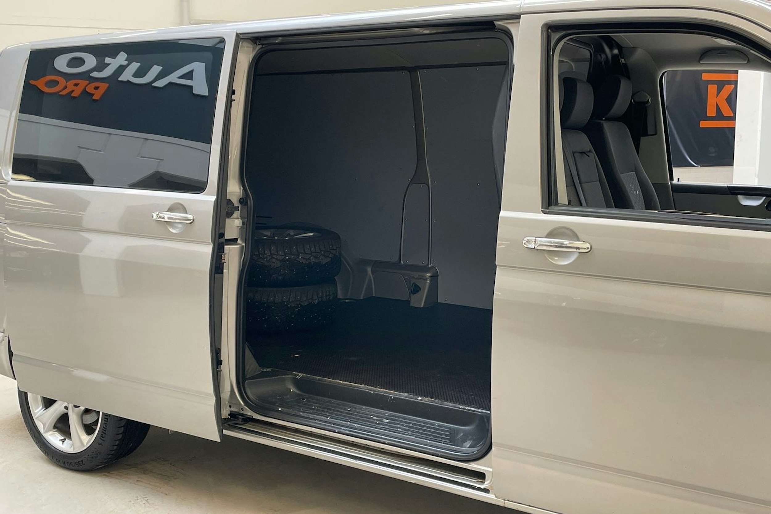 ruskea (beige) Volkswagen Transporter 2012 kuva 13.
