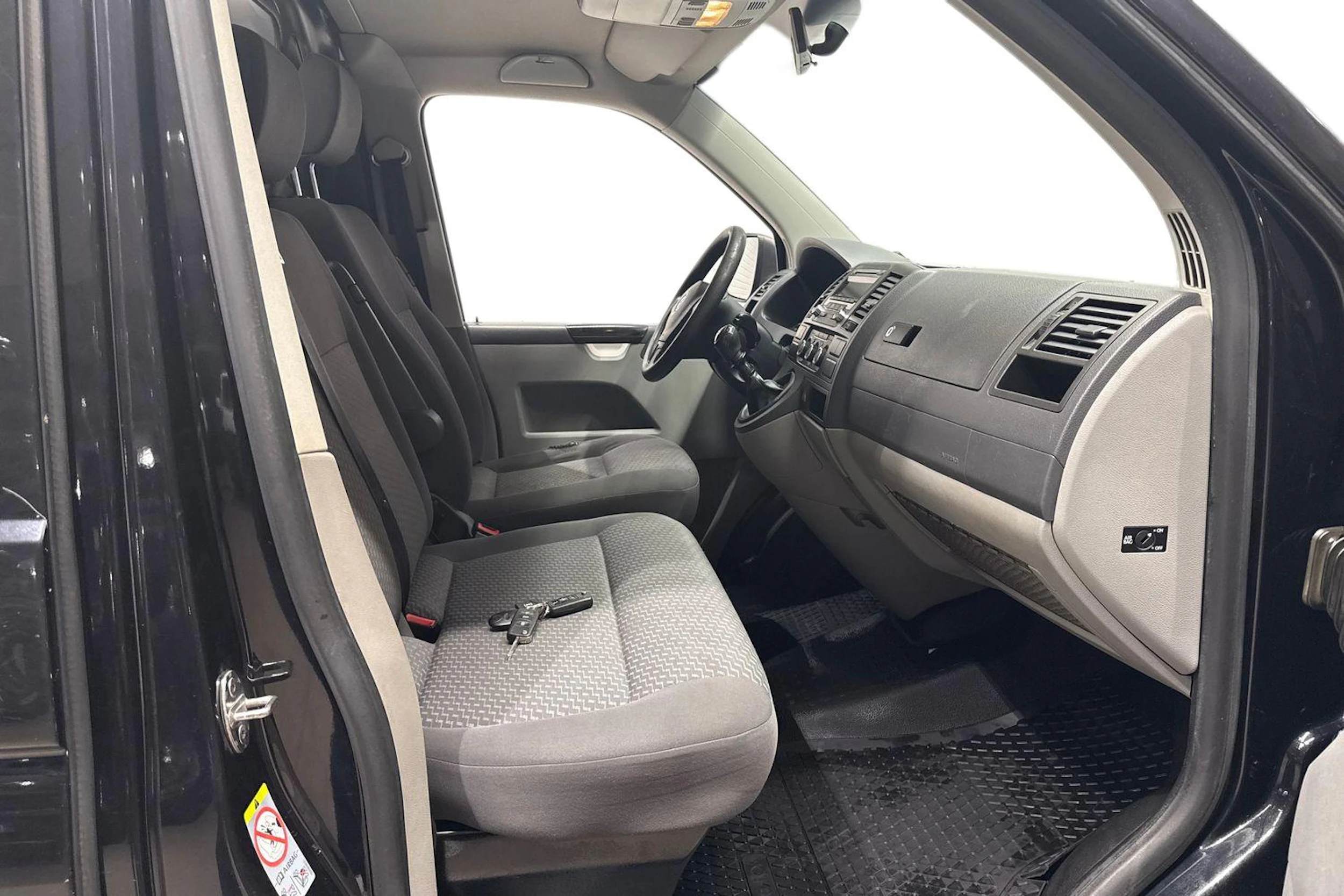 Musta Volkswagen TRANSPORTER 2012 kuva 11.
