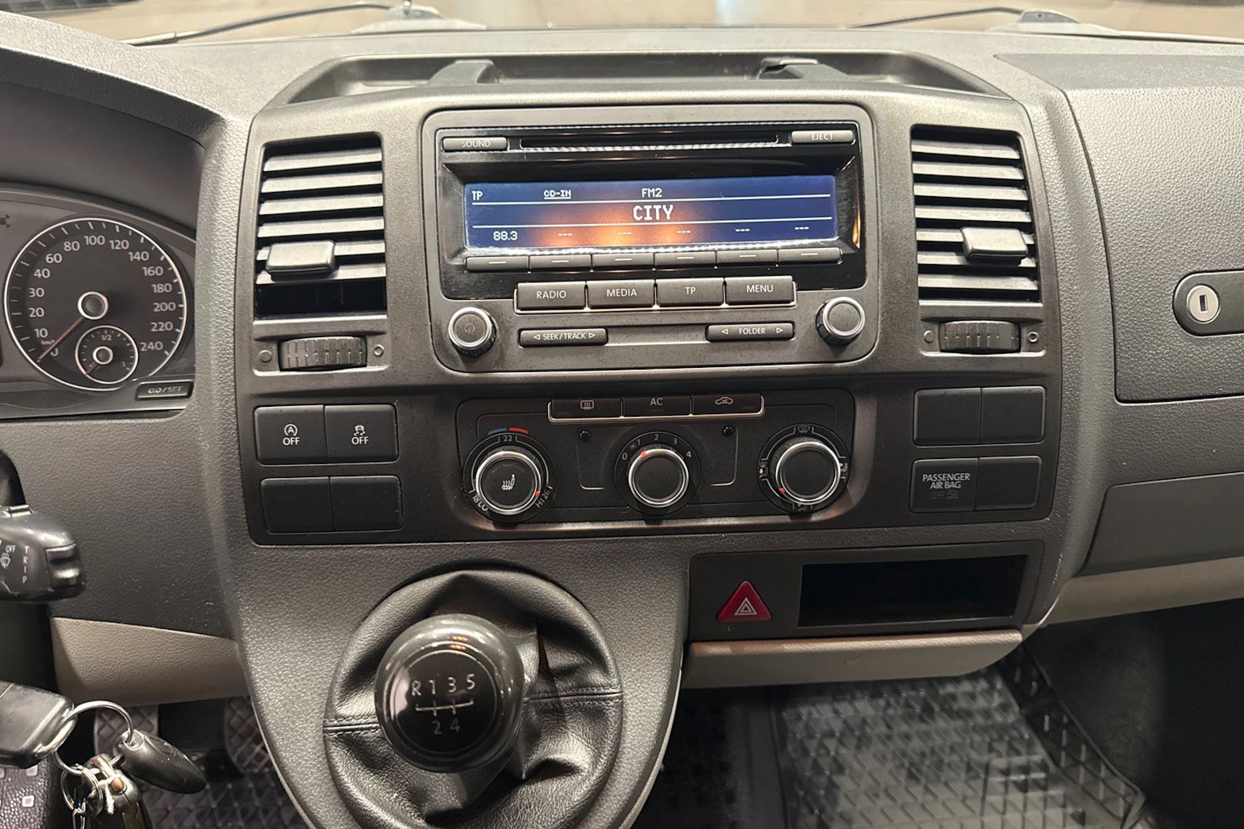 Musta Volkswagen TRANSPORTER 2012 kuva 19.