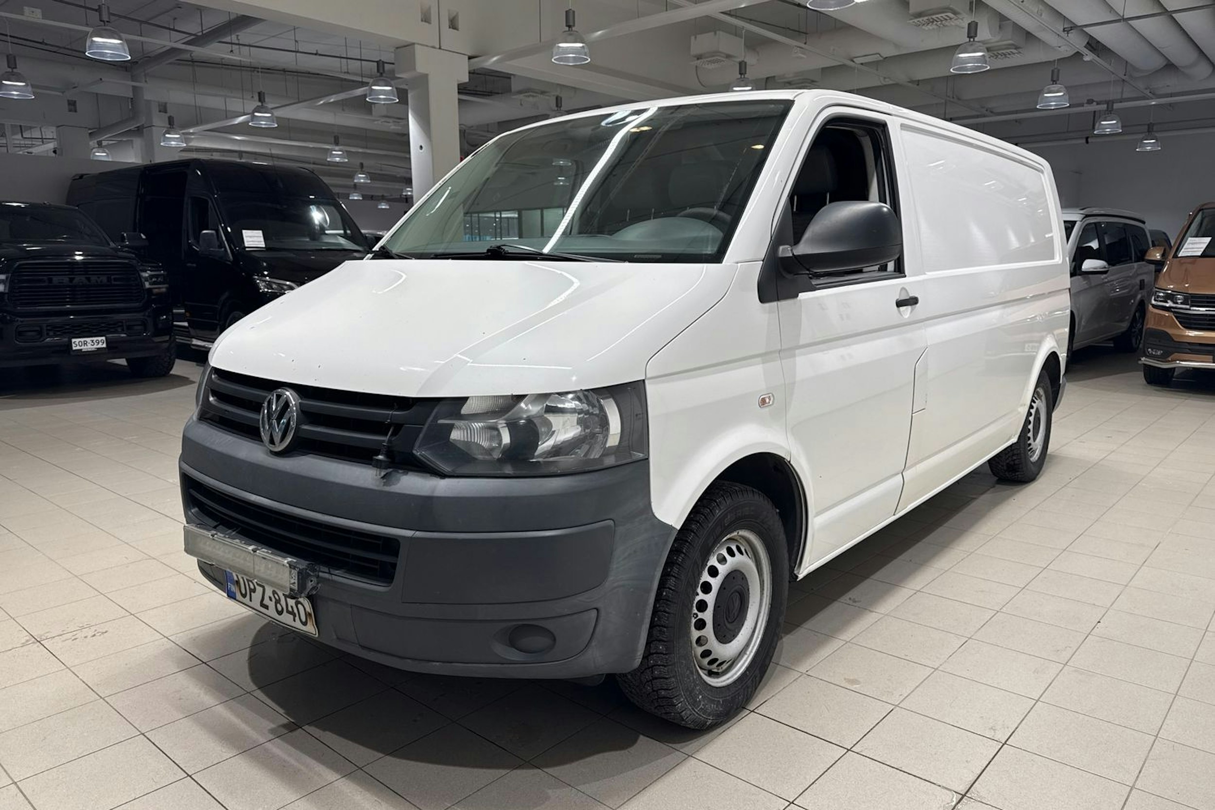 valkoinen Volkswagen Transporter 2012 kuva 13.
