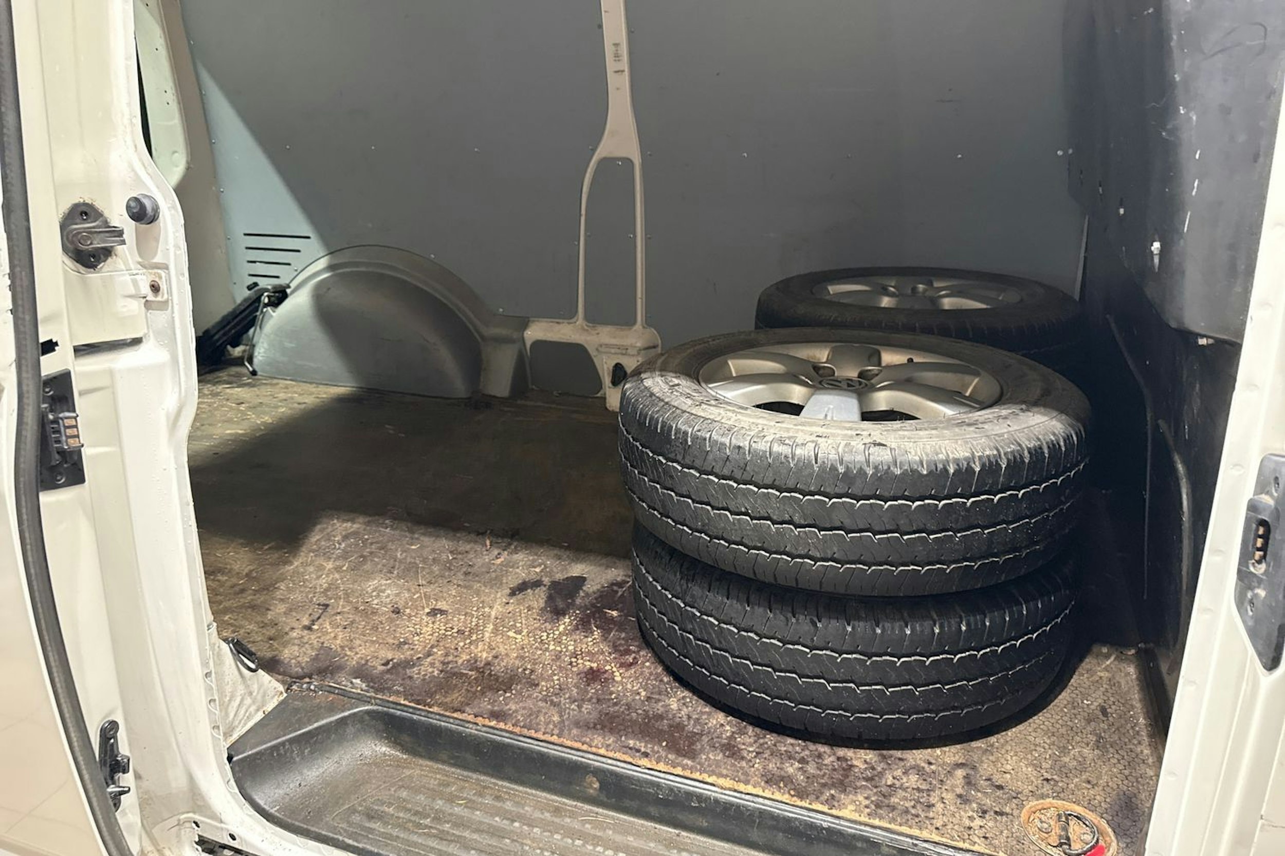 valkoinen Volkswagen Transporter 2012 kuva 16.