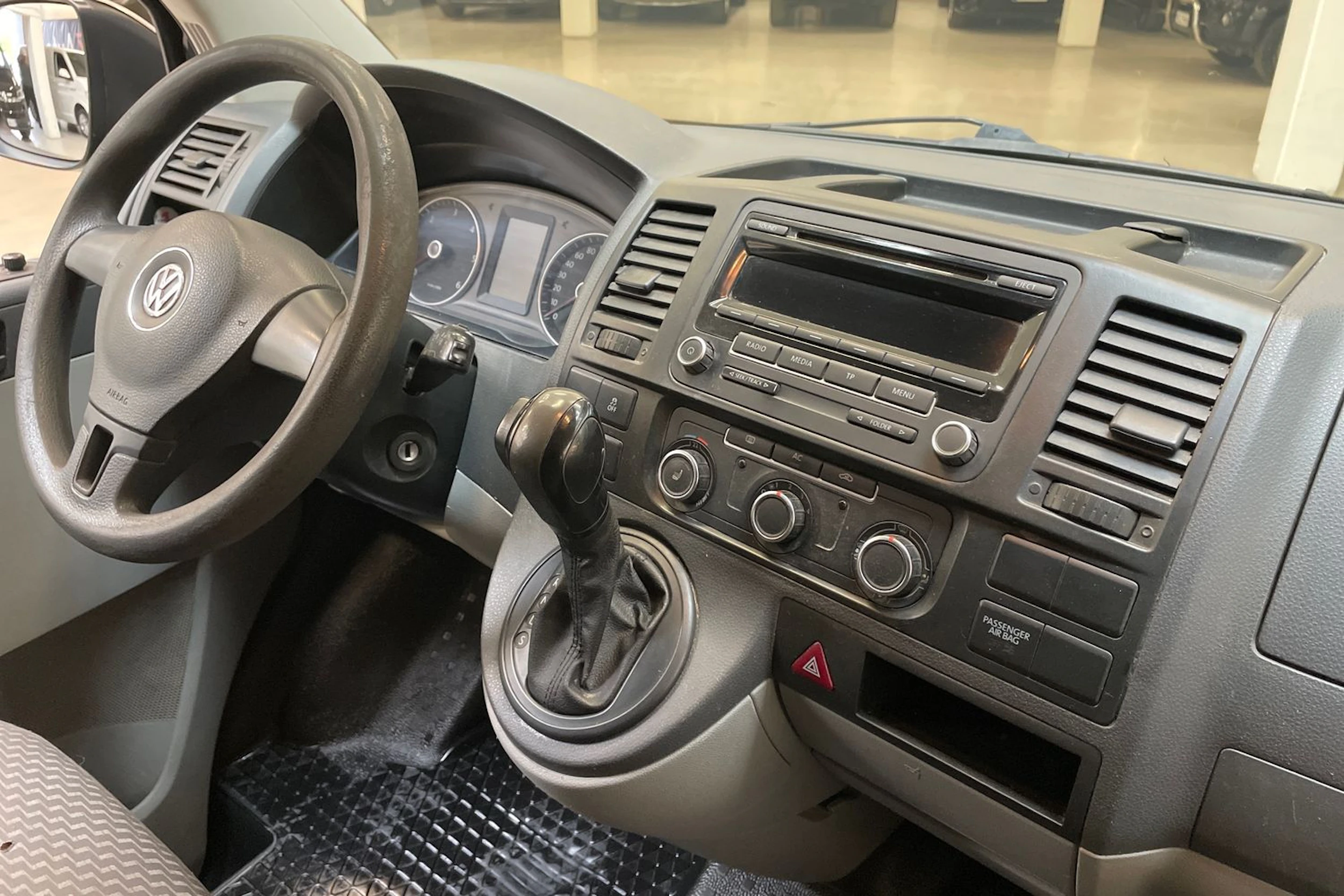 musta Volkswagen Transporter 2012 kuva 11.