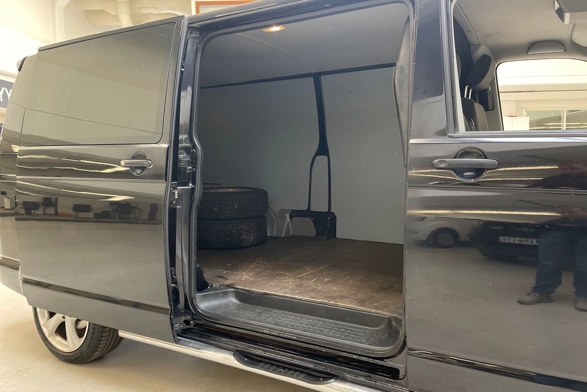 musta Volkswagen Transporter 2012 kuva 12.
