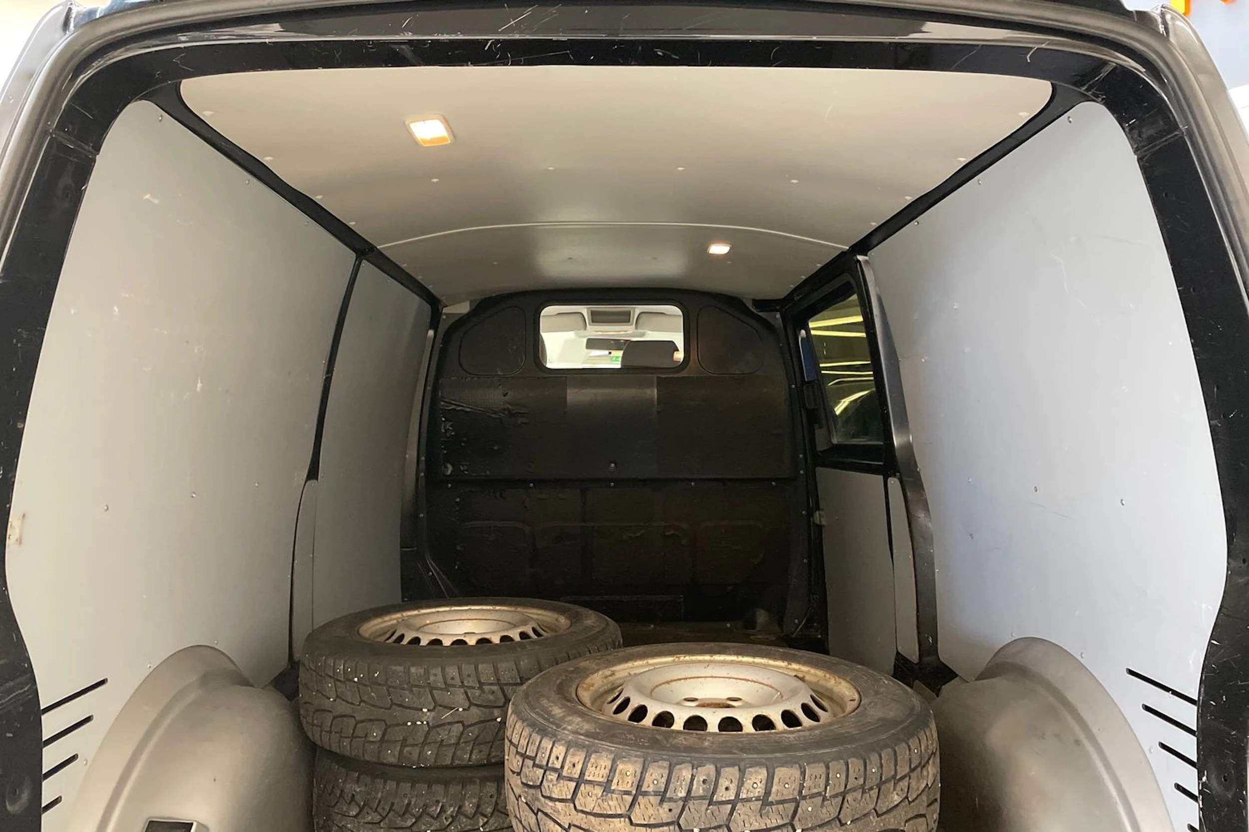 musta Volkswagen Transporter 2012 kuva 16.