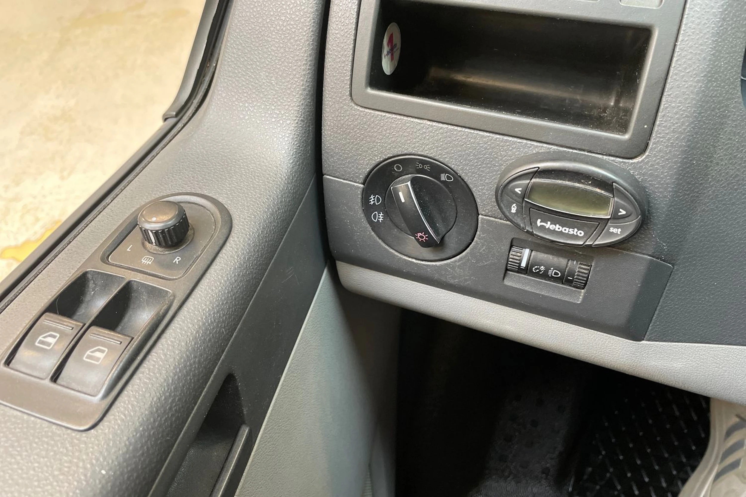 musta Volkswagen Transporter 2012 kuva 19.
