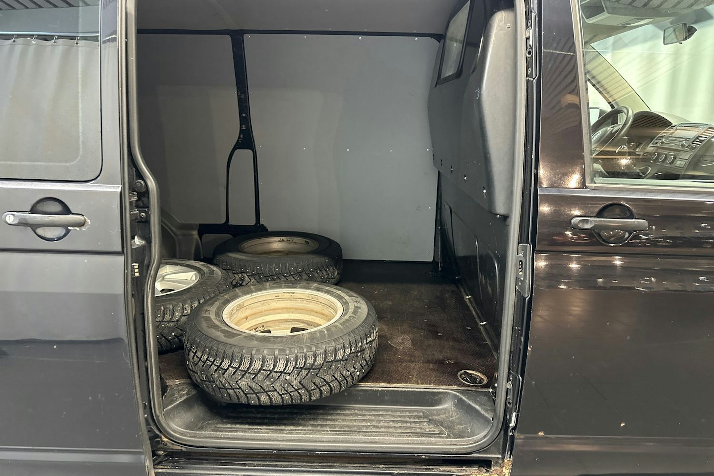 musta Volkswagen Transporter 2012 kuva 13.