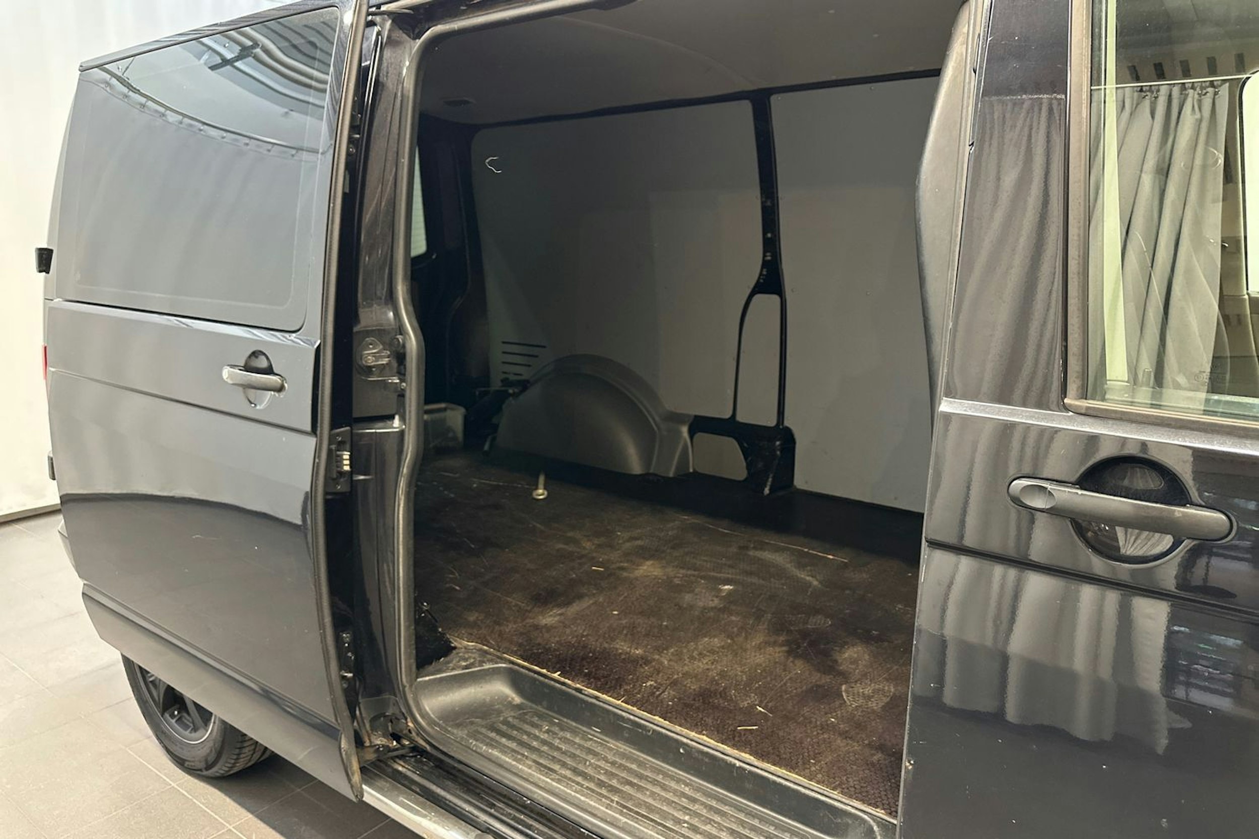 musta Volkswagen Transporter 2012 kuva 15.