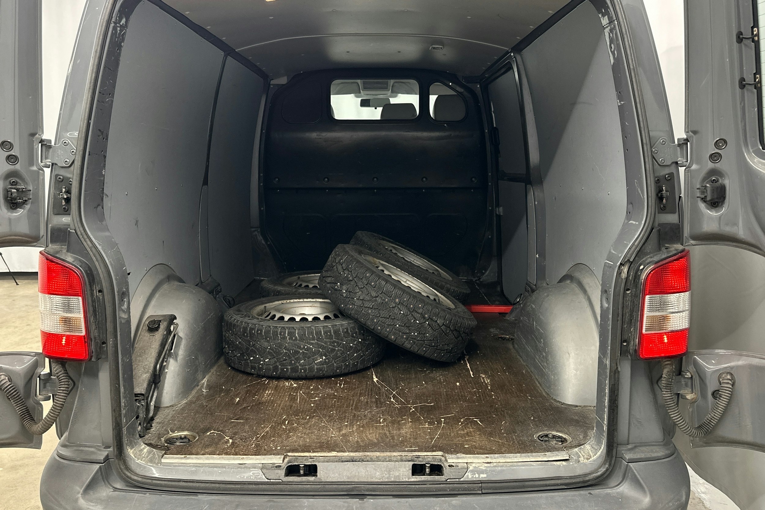 harmaa Volkswagen Transporter 2012 kuva 11.