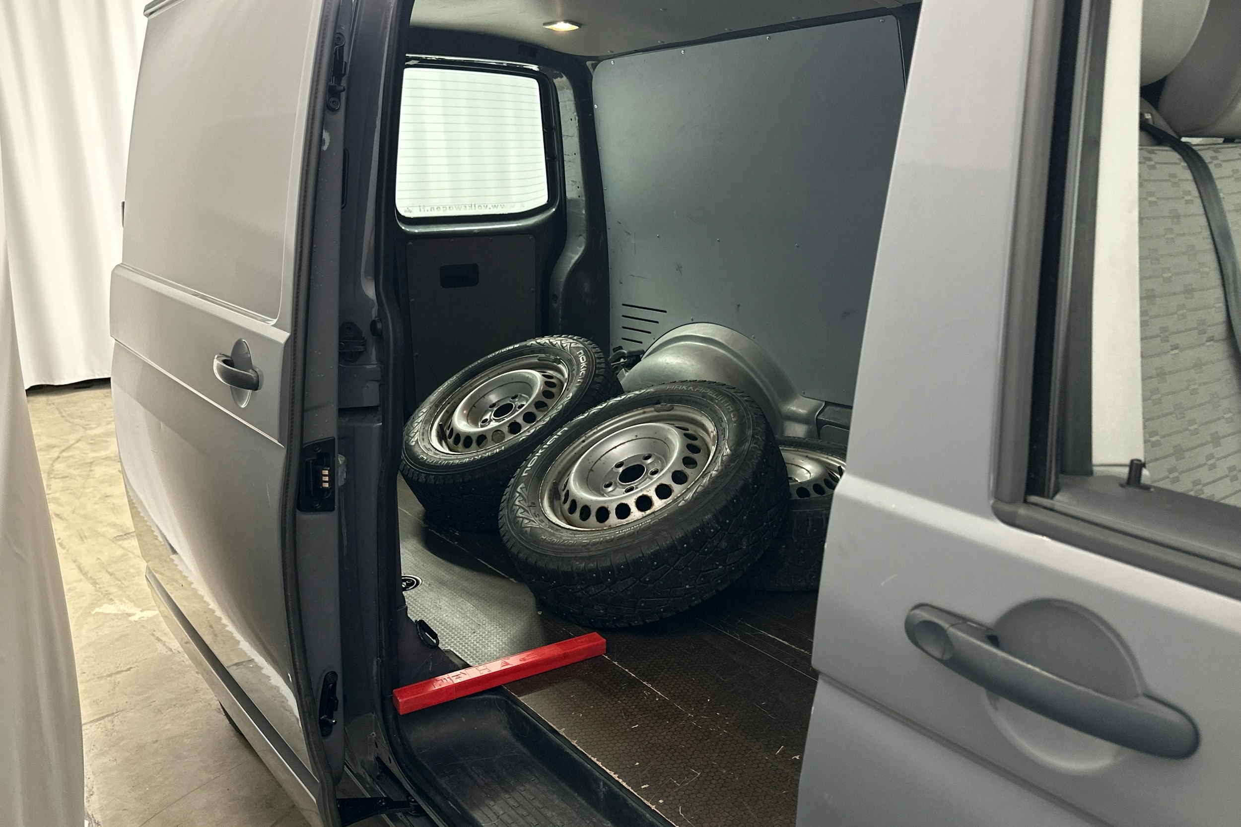 harmaa Volkswagen Transporter 2012 kuva 12.