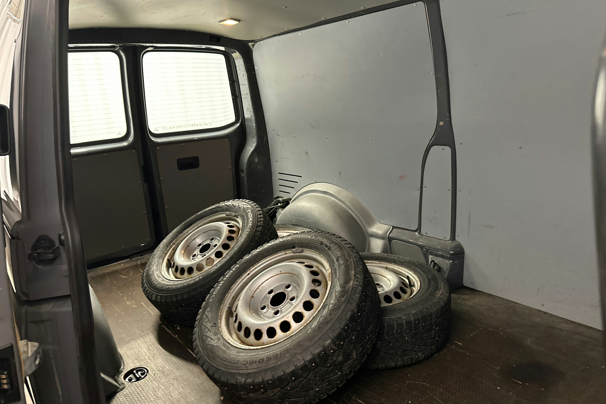 harmaa Volkswagen Transporter 2012 kuva 13.
