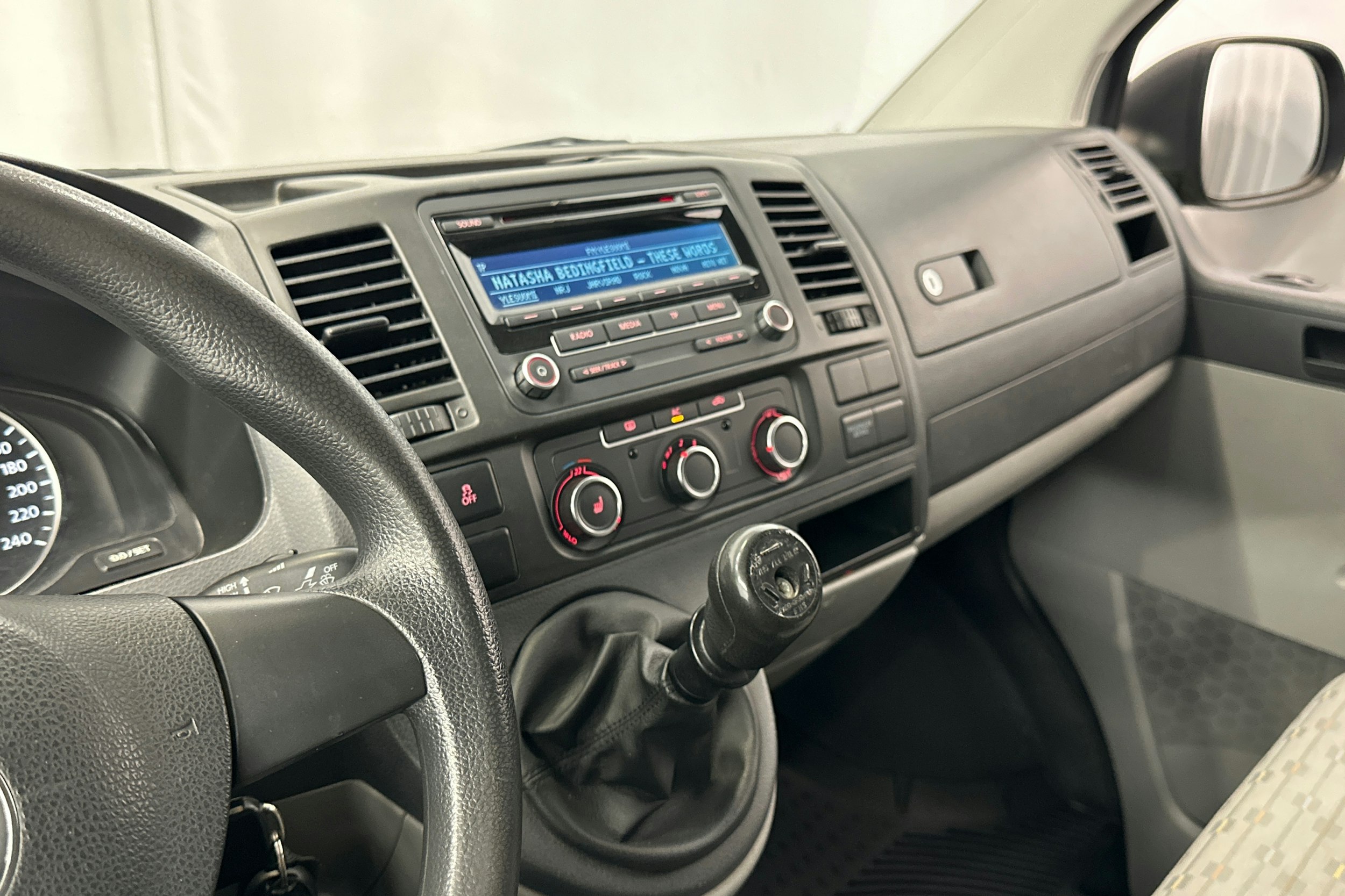 harmaa Volkswagen Transporter 2012 kuva 22.