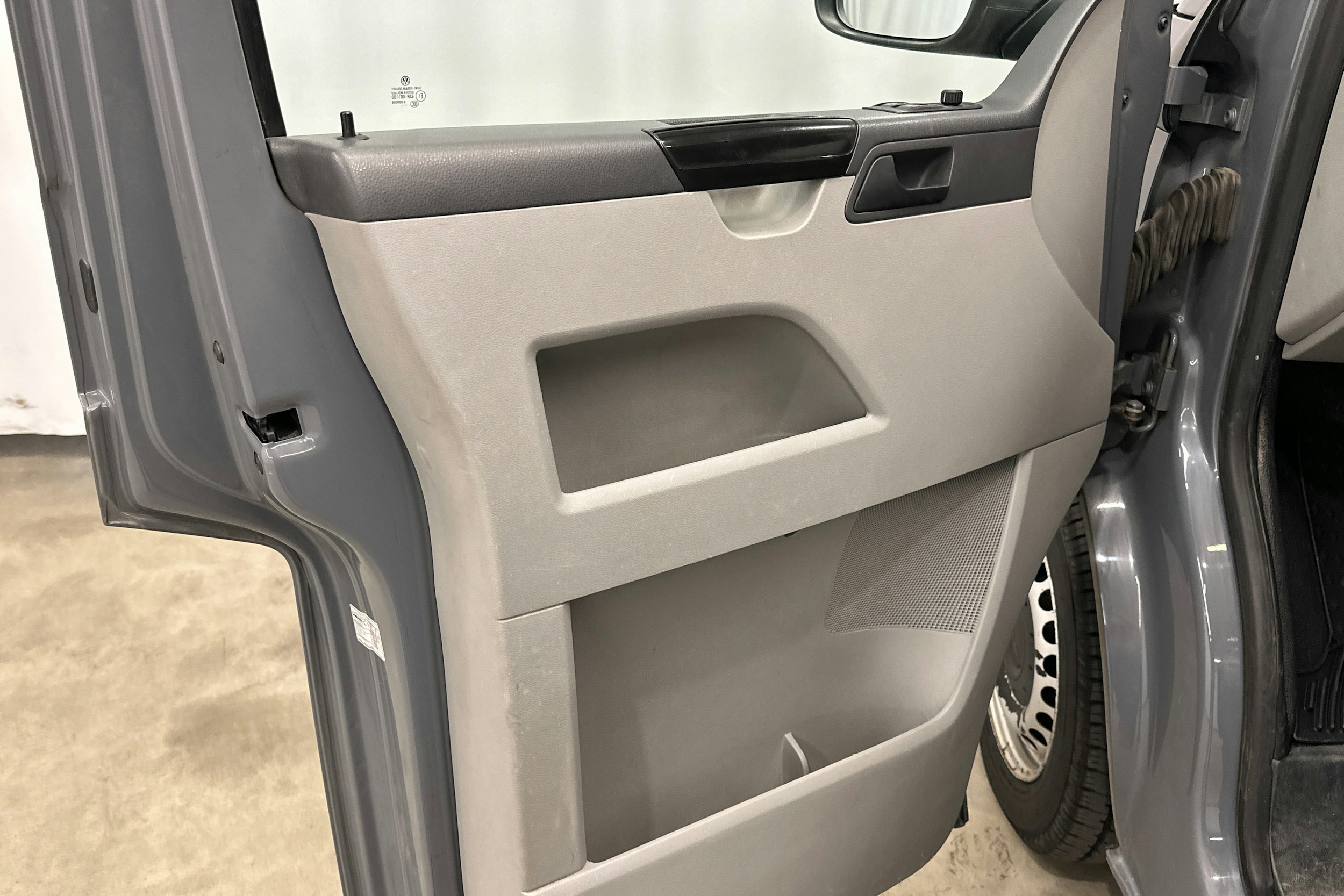 harmaa Volkswagen Transporter 2012 kuva 23.