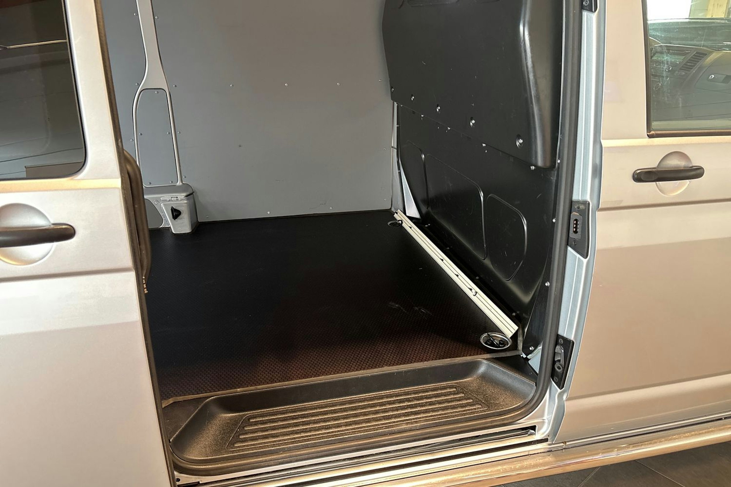 Harmaa Volkswagen TRANSPORTER 2012 kuva 19.