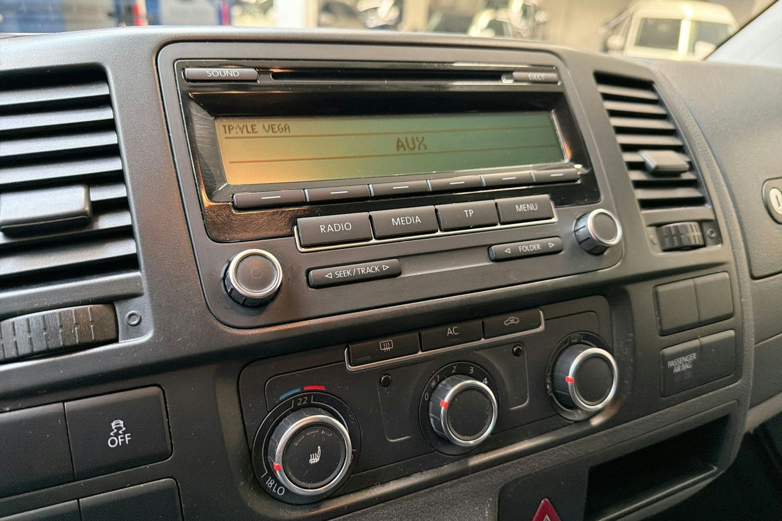 harmaa Volkswagen Transporter 2012 kuva 11.