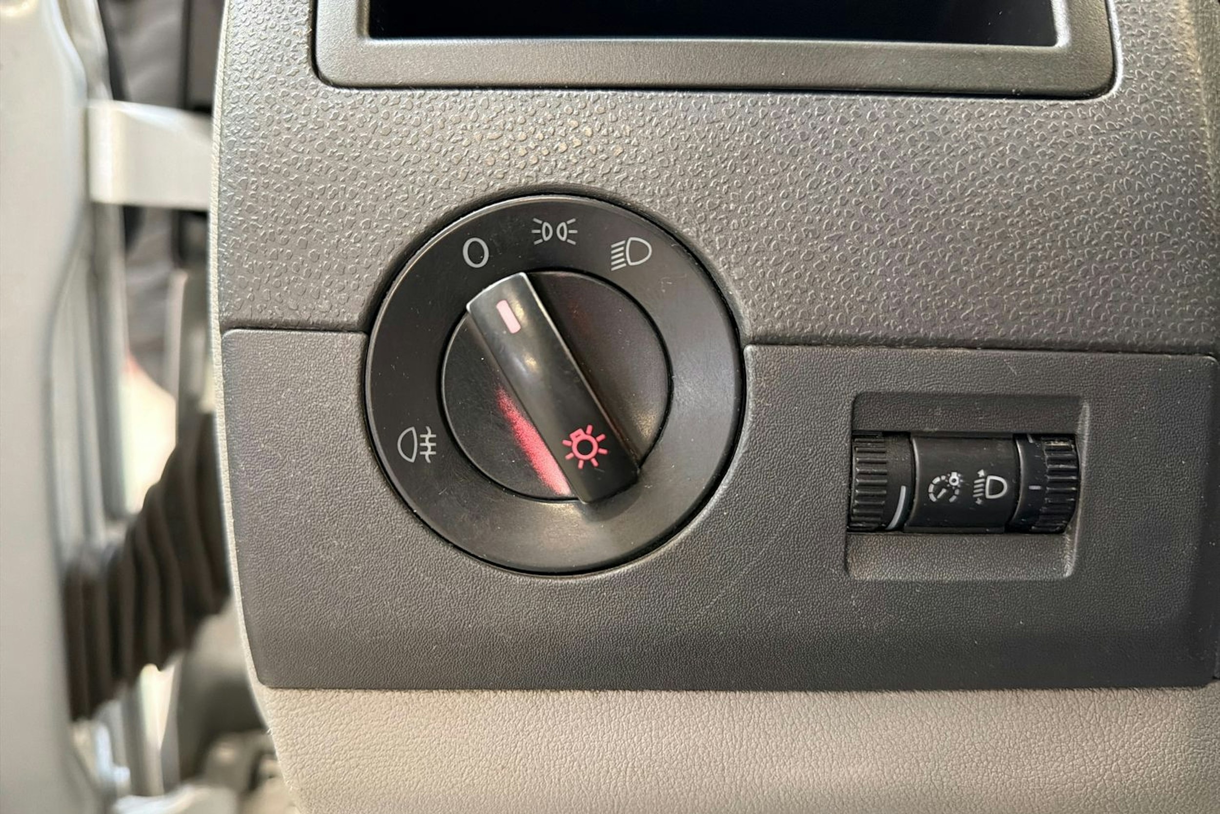 harmaa Volkswagen Transporter 2012 kuva 12.