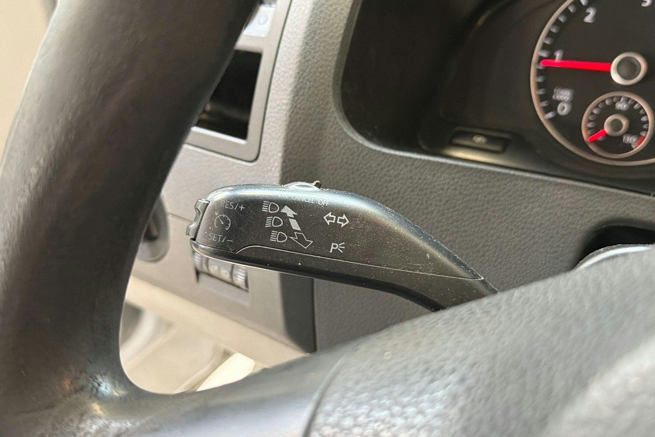 harmaa Volkswagen Transporter 2012 kuva 13.