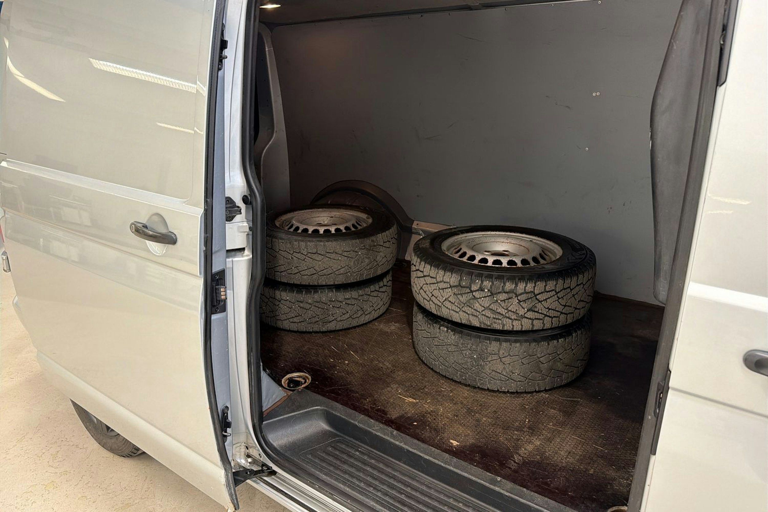 harmaa Volkswagen Transporter 2012 kuva 16.