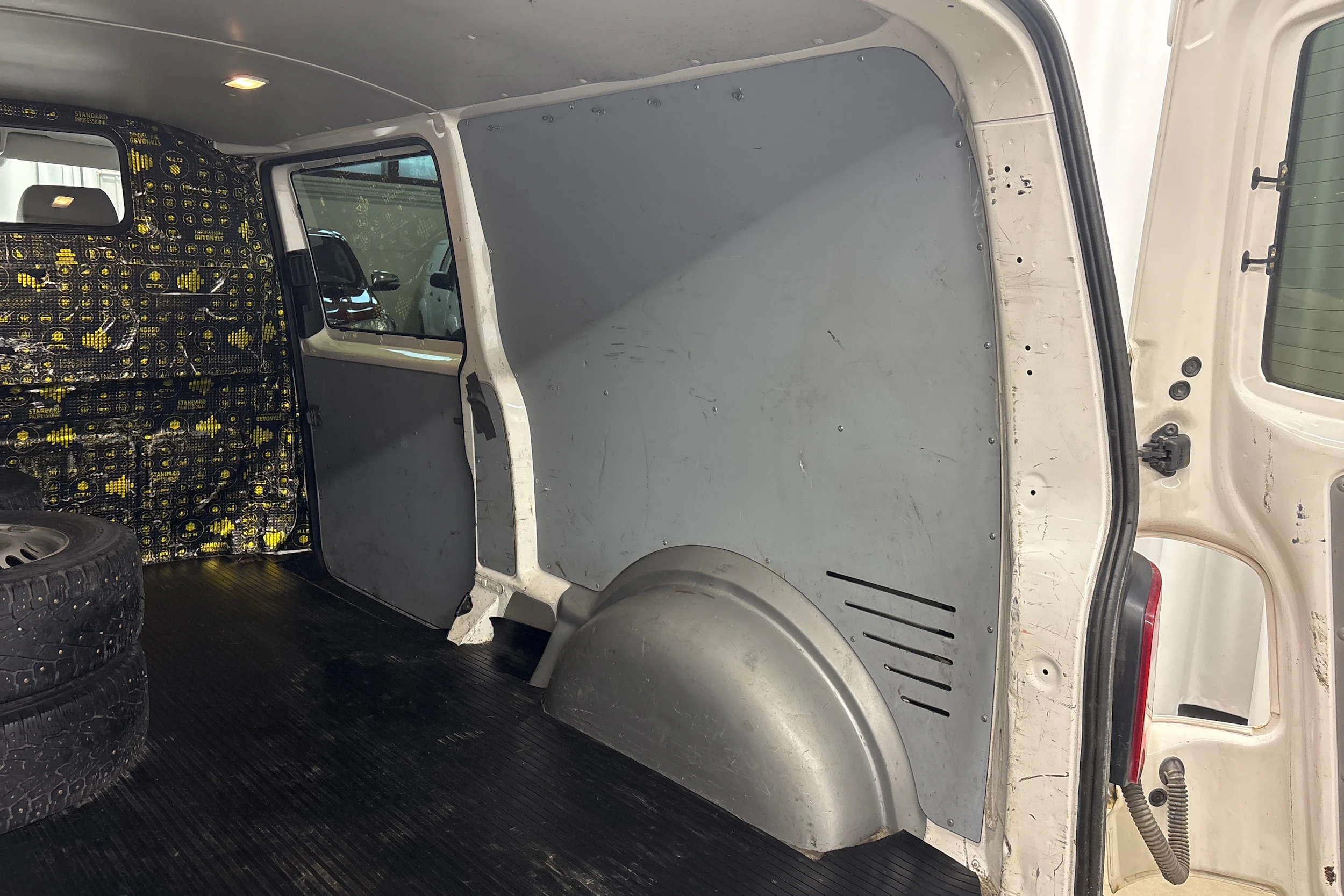 valkoinen Volkswagen Transporter 2014 kuva 10.