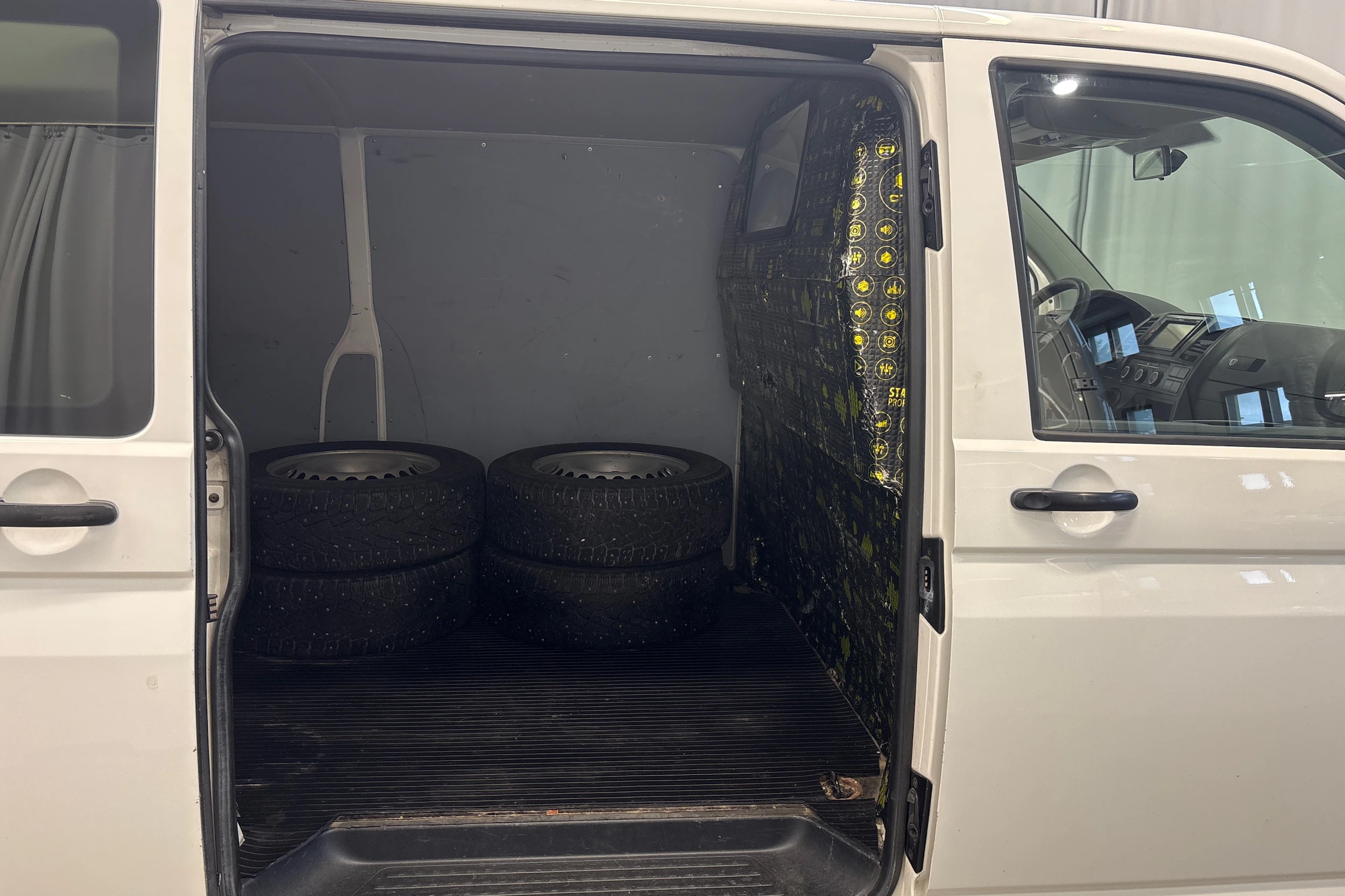 valkoinen Volkswagen Transporter 2014 kuva 11.