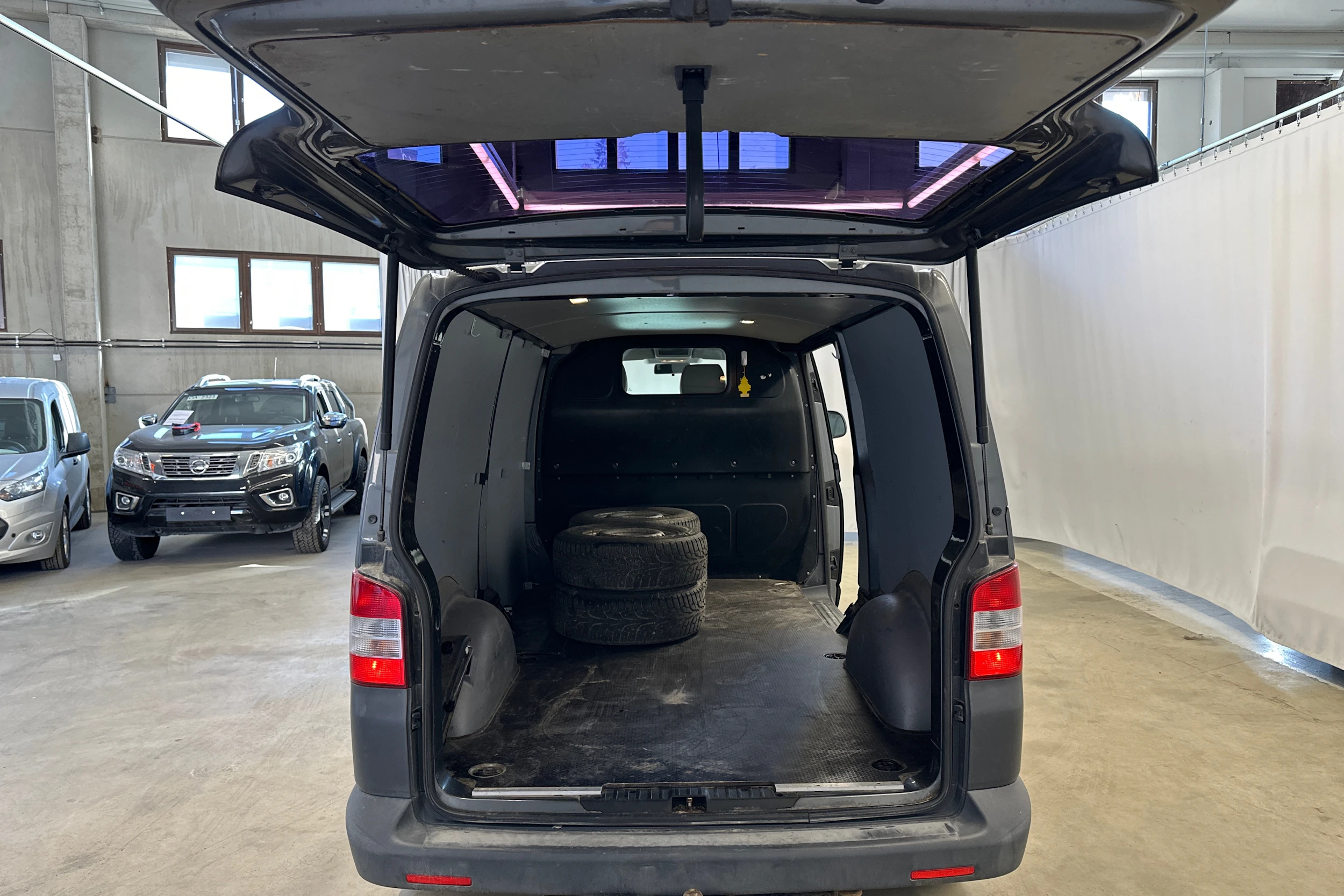 harmaa Volkswagen Transporter 2013 kuva 16.