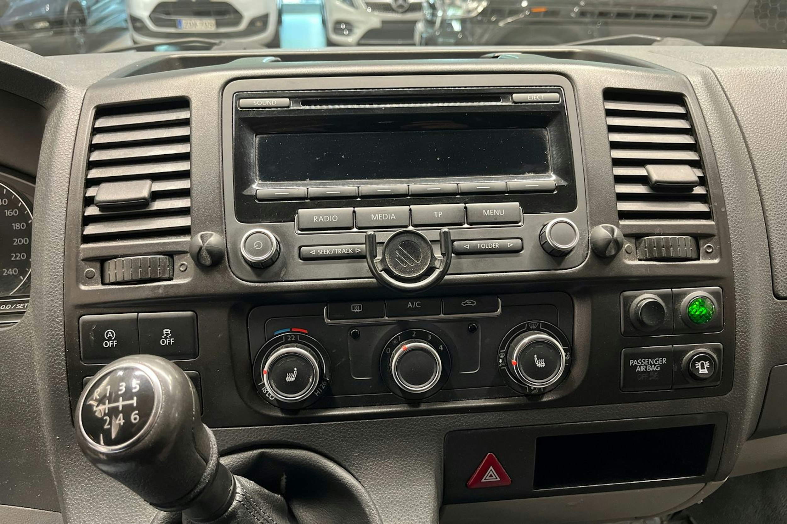 valkoinen Volkswagen Transporter 2013 kuva 12.