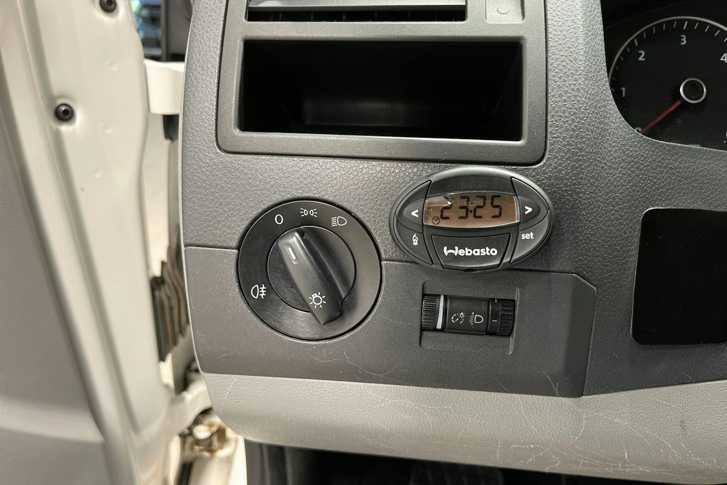valkoinen Volkswagen Transporter 2013 kuva 13.