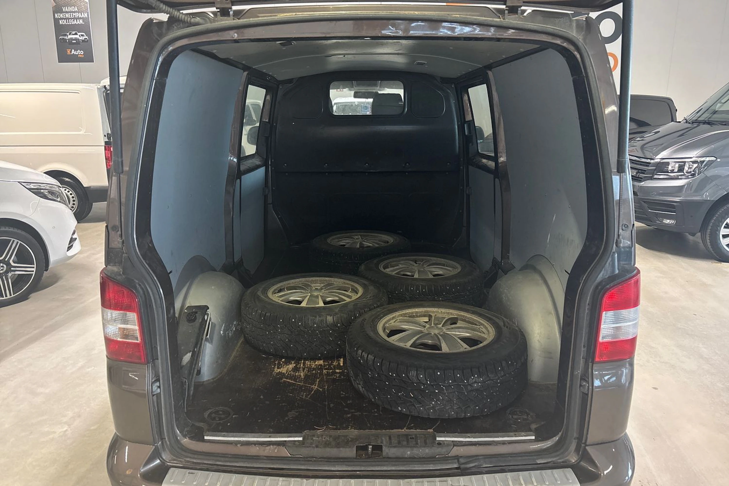 ruskea (beige) Volkswagen Transporter 2013 kuva 7.