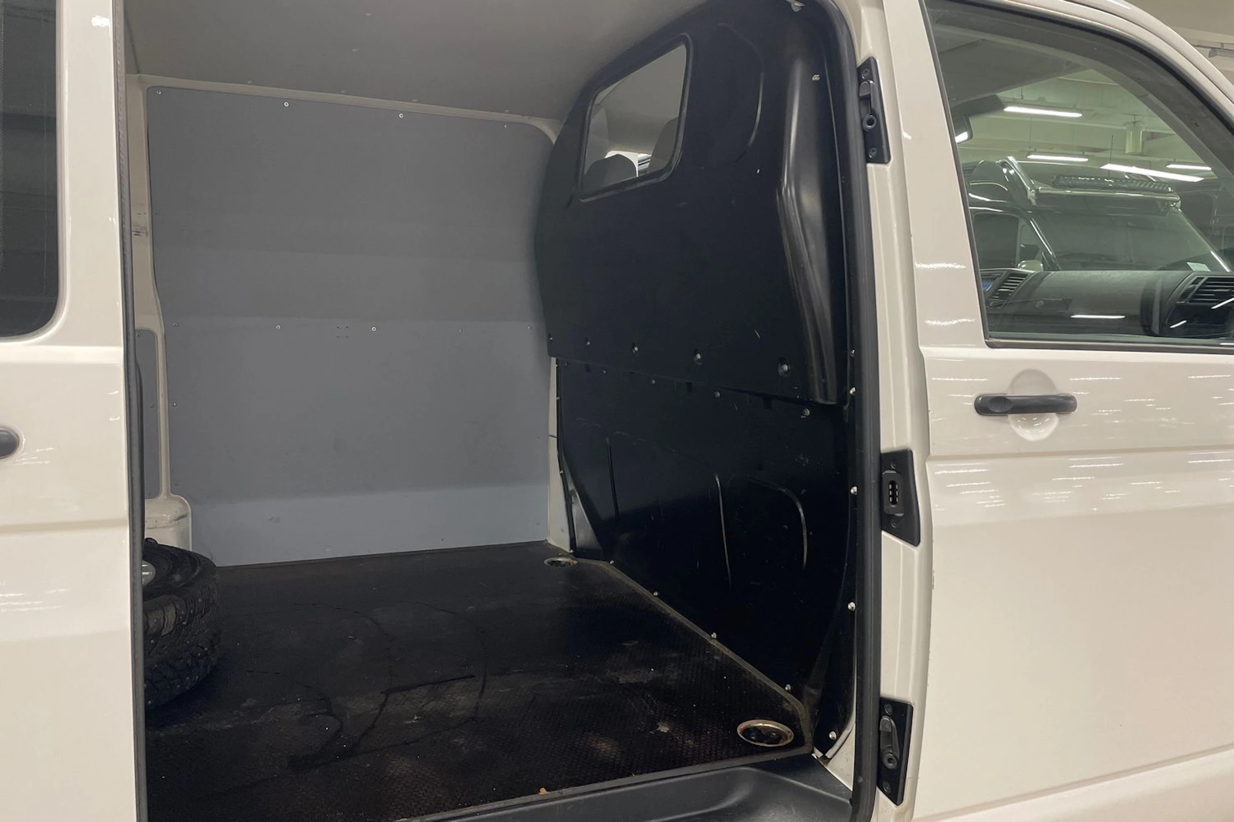 valkoinen Volkswagen Transporter 2014 kuva 20.