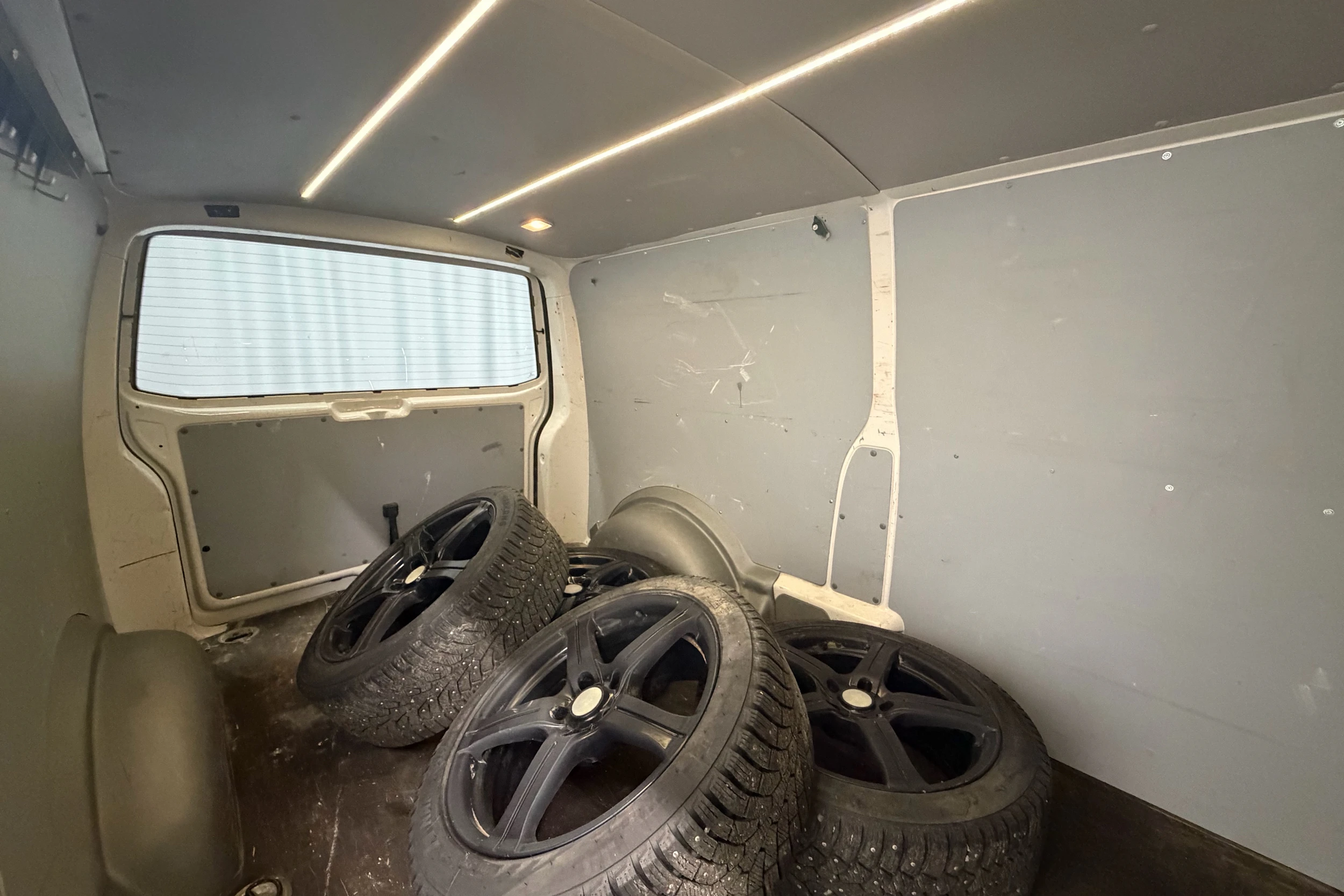 valkoinen Volkswagen Transporter 2013 kuva 16.