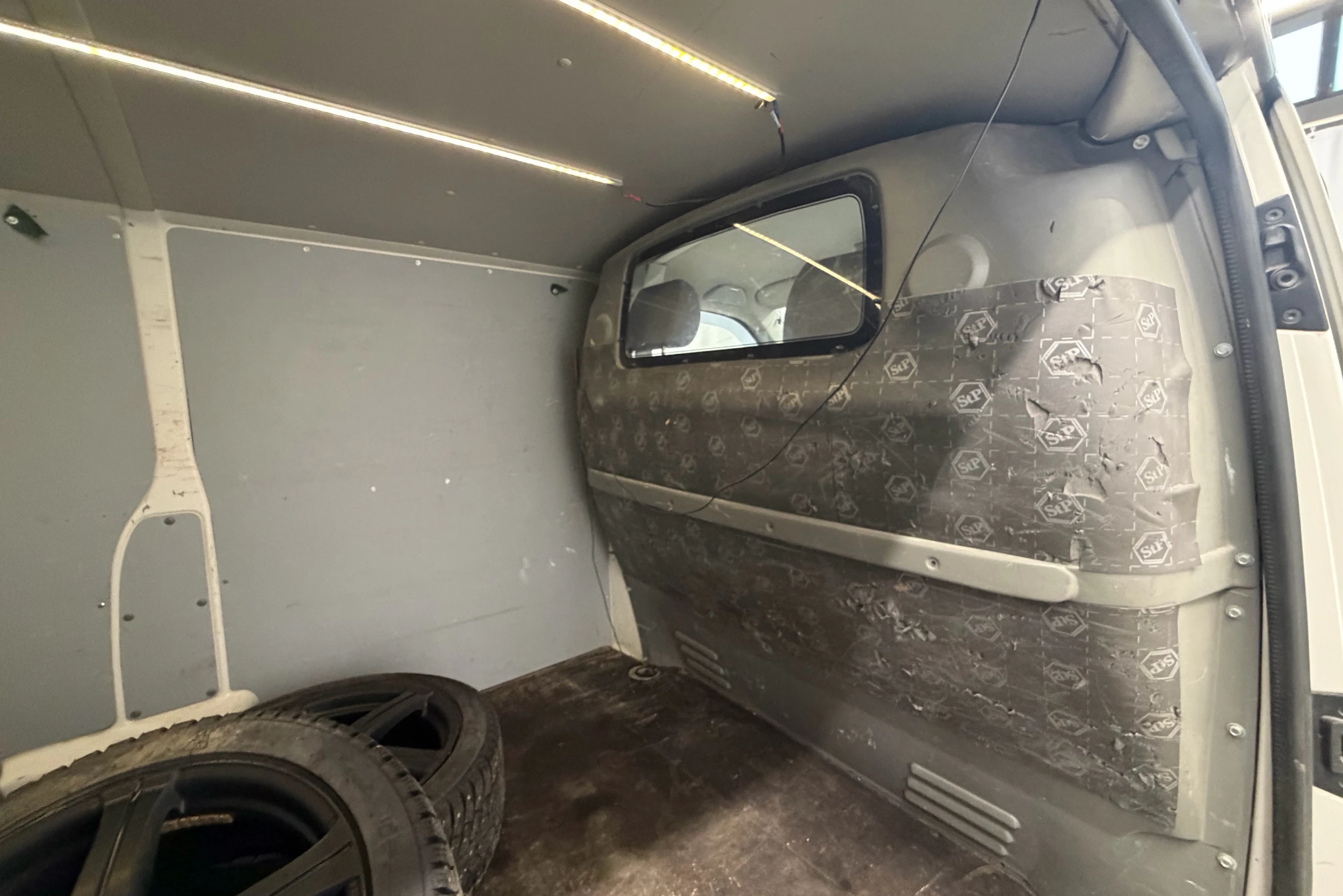 valkoinen Volkswagen Transporter 2013 kuva 17.