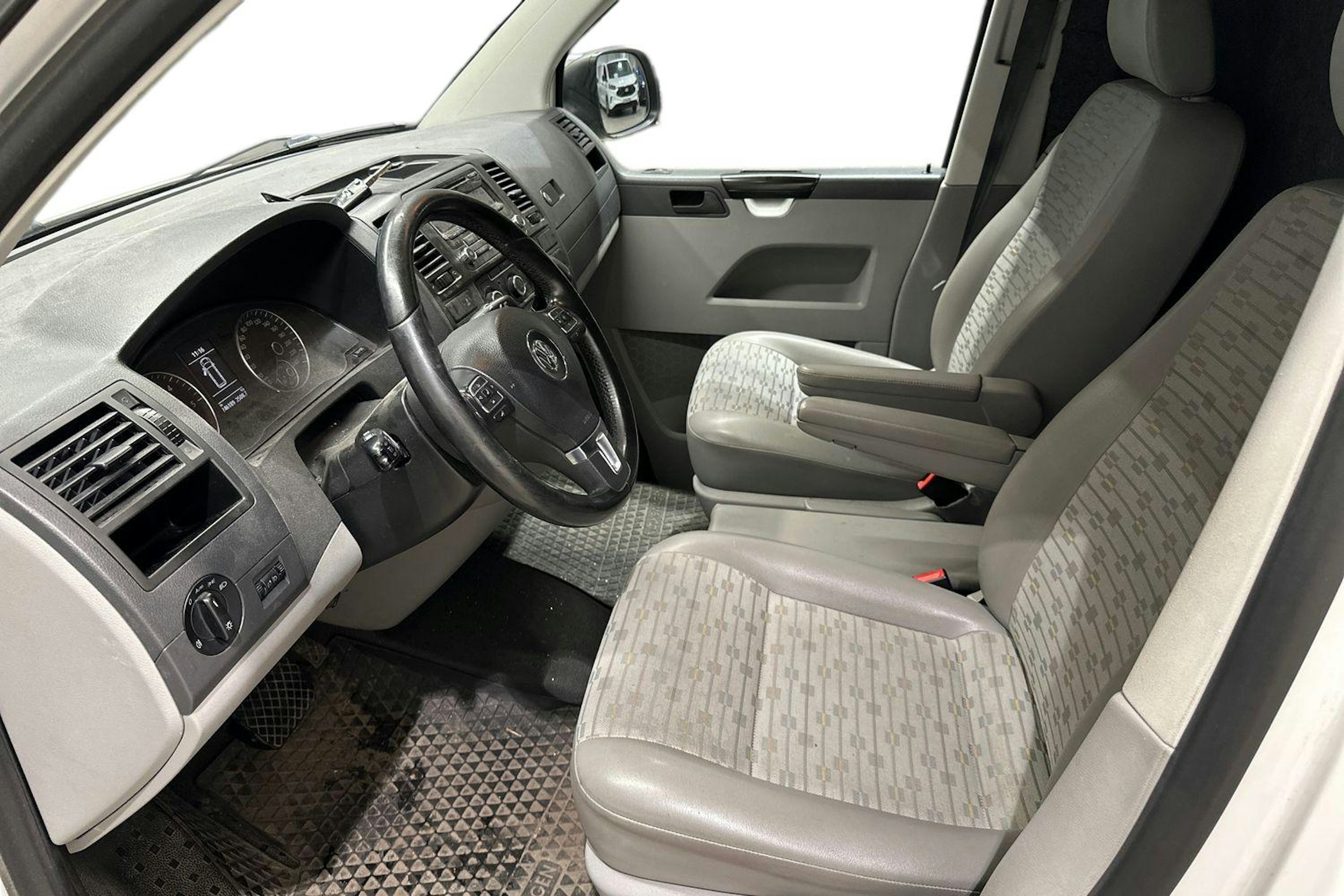 valkoinen Volkswagen Transporter 2013 kuva 3.