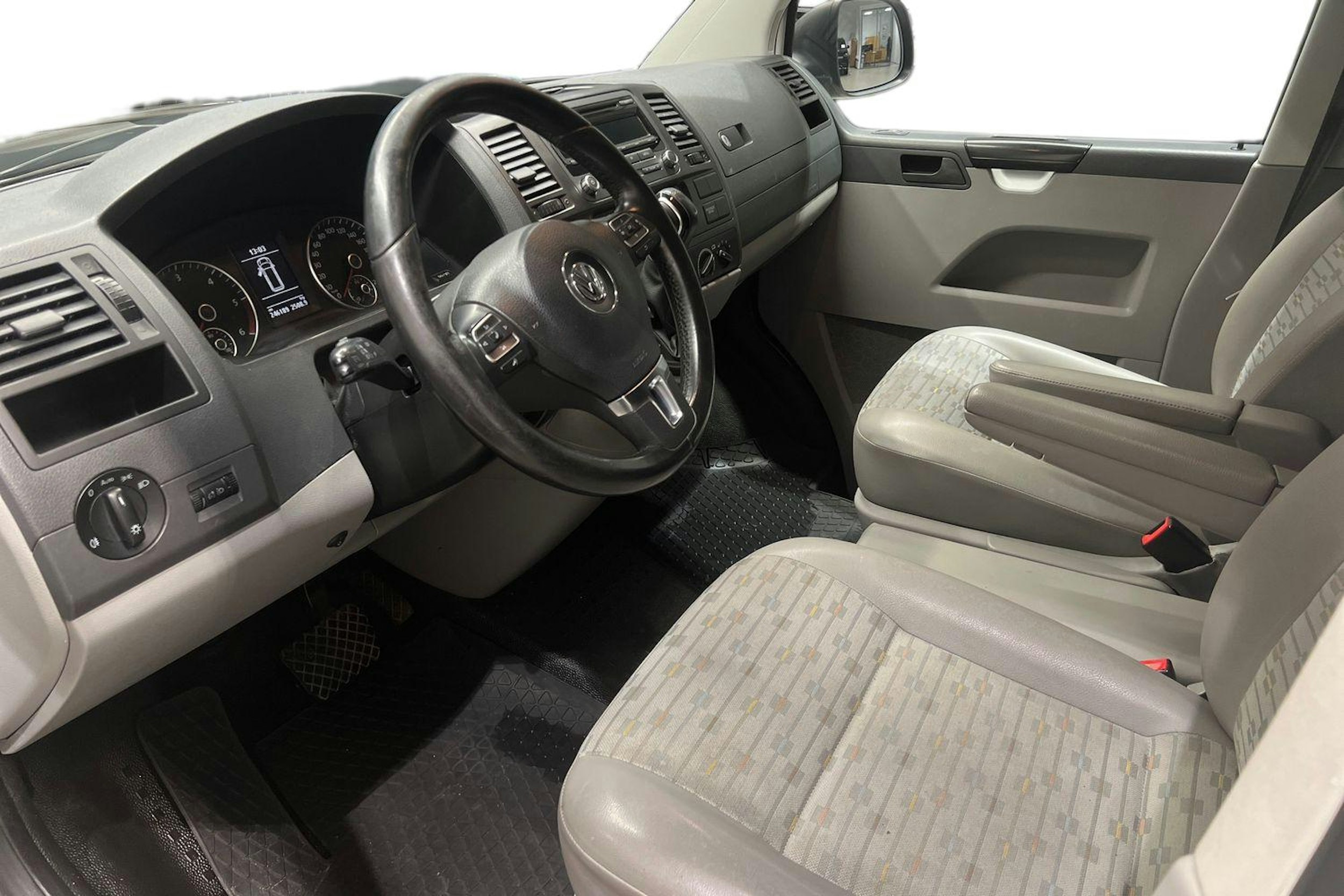 valkoinen Volkswagen Transporter 2013 kuva 7.