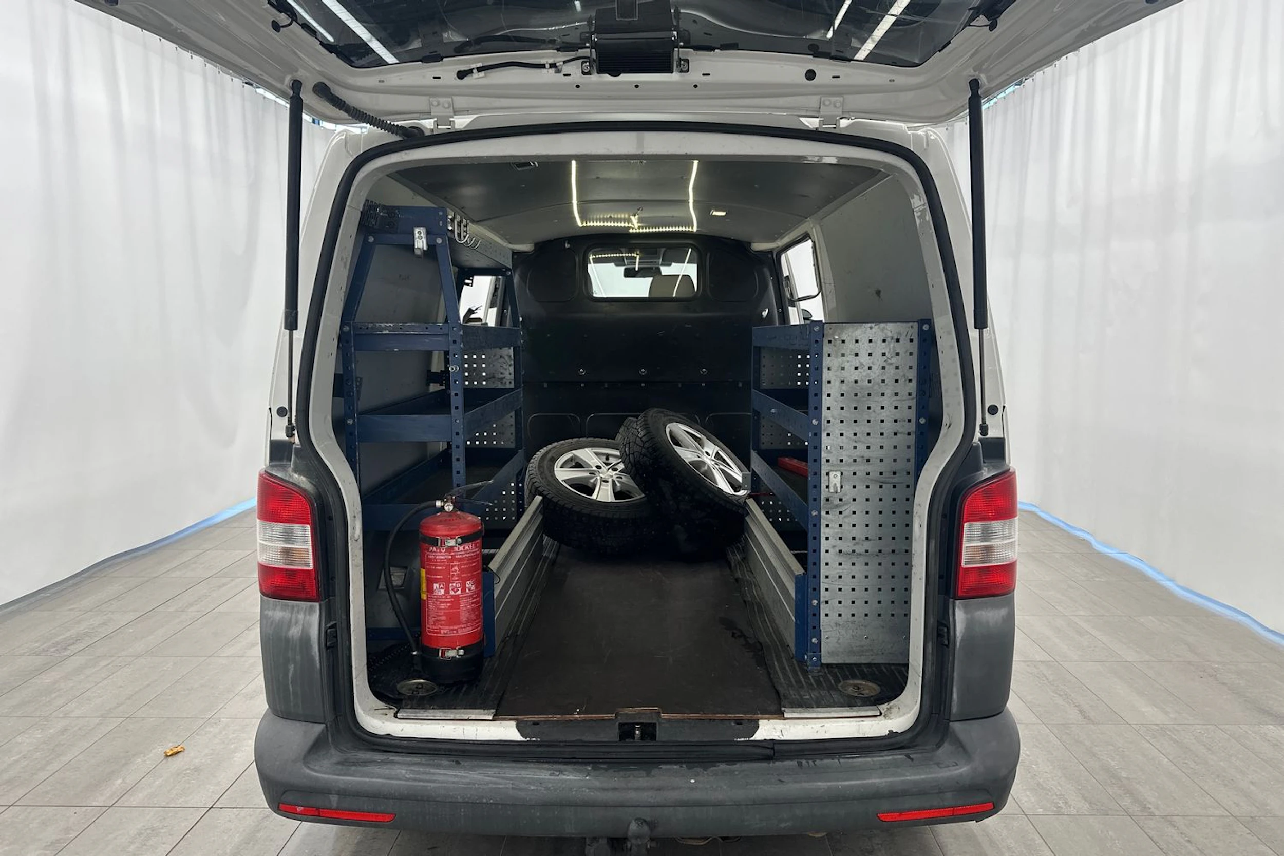 valkoinen Volkswagen Transporter 2013 kuva 10.