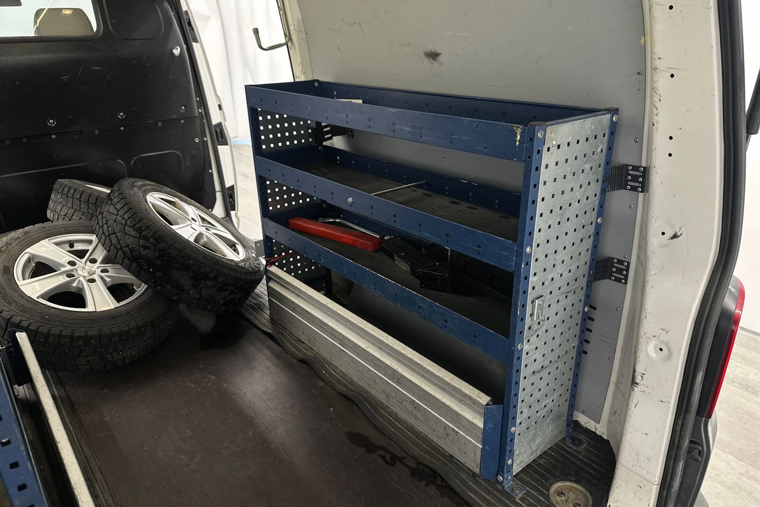 valkoinen Volkswagen Transporter 2013 kuva 18.
