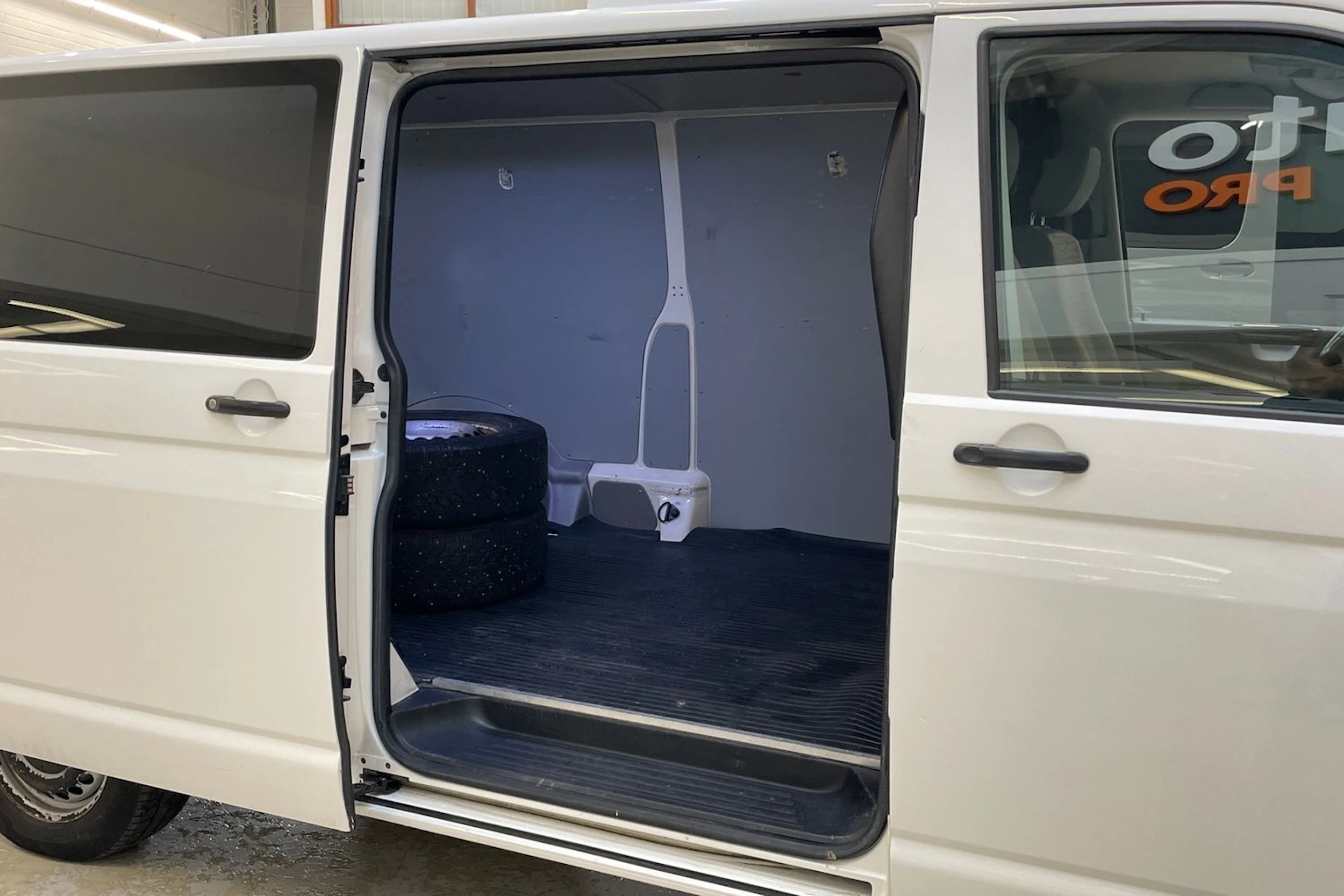 valkoinen Volkswagen Transporter 2013 kuva 13.