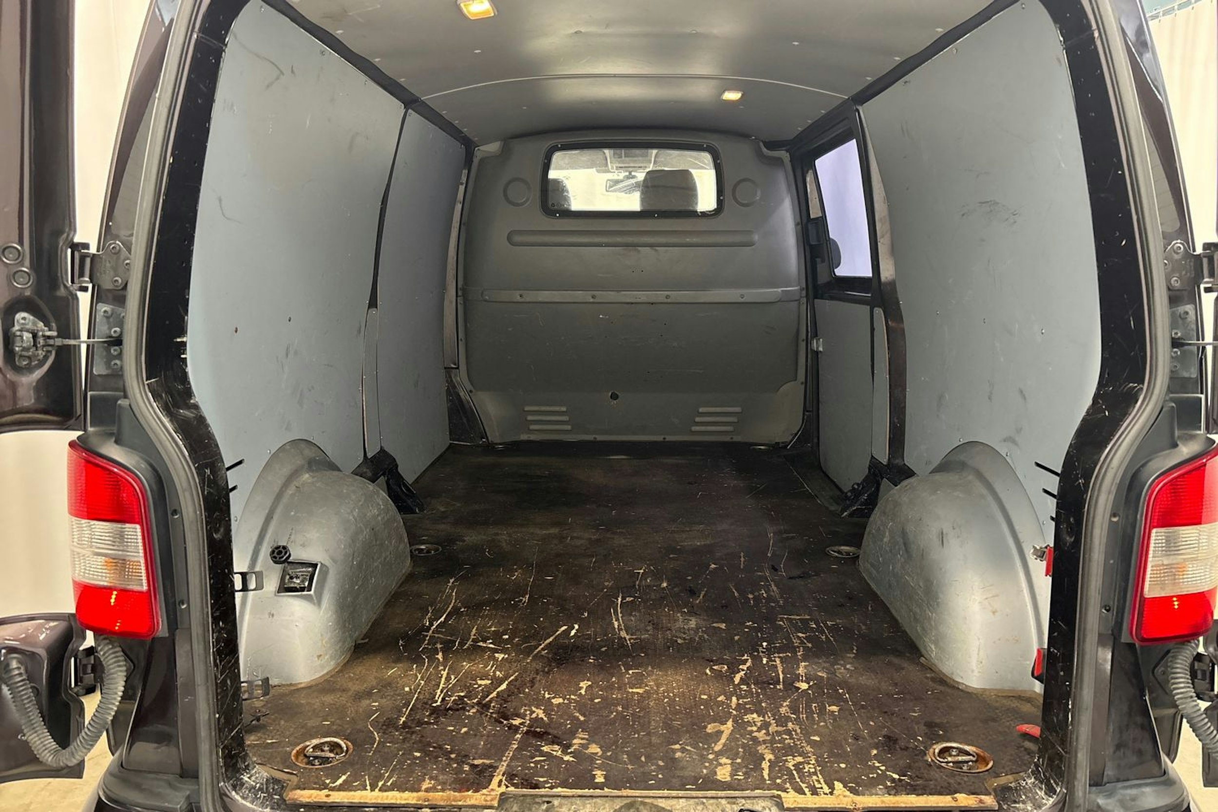 Violetti Volkswagen Transporter 2014 kuva 18.