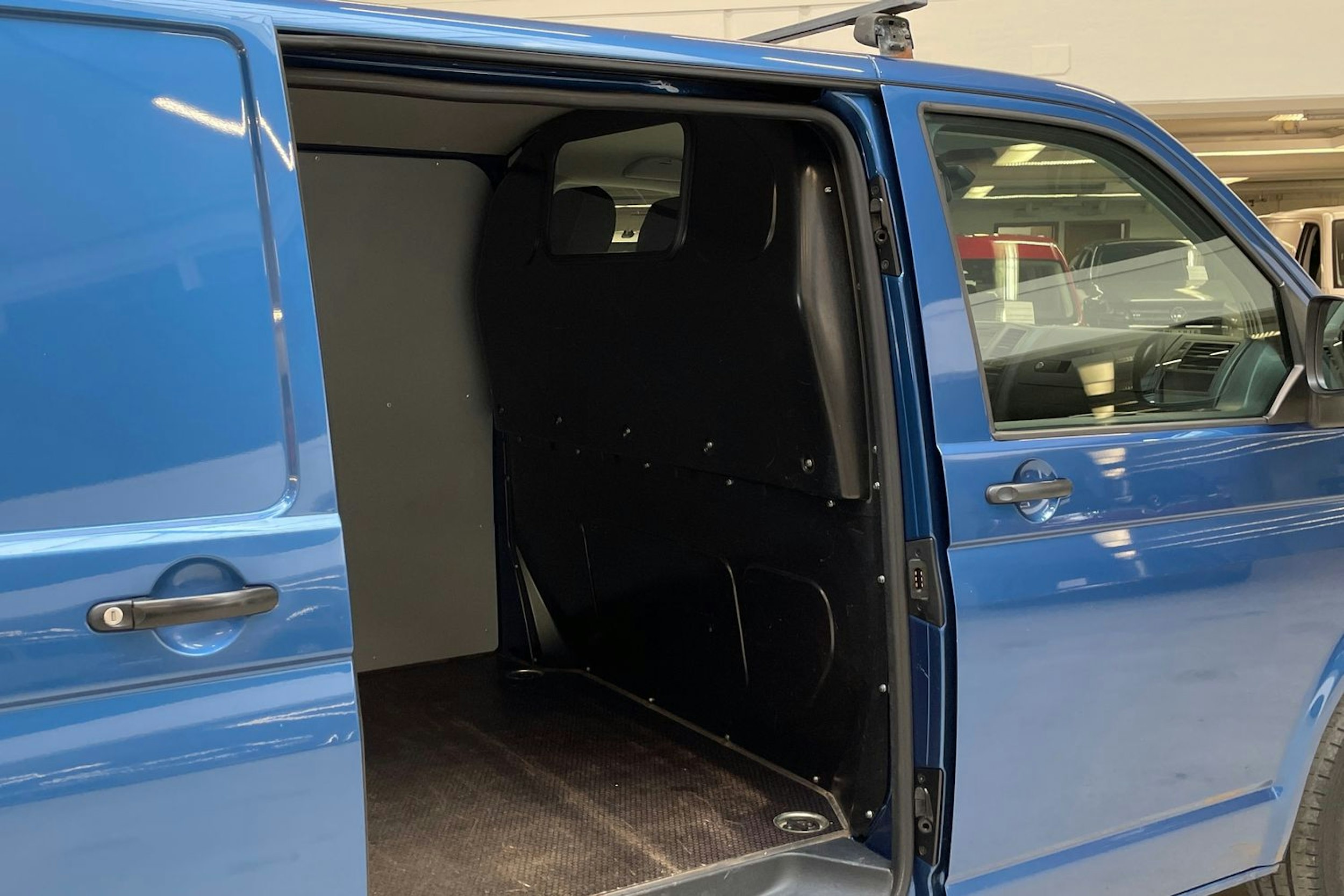 sininen Volkswagen Transporter 2014 kuva 13.