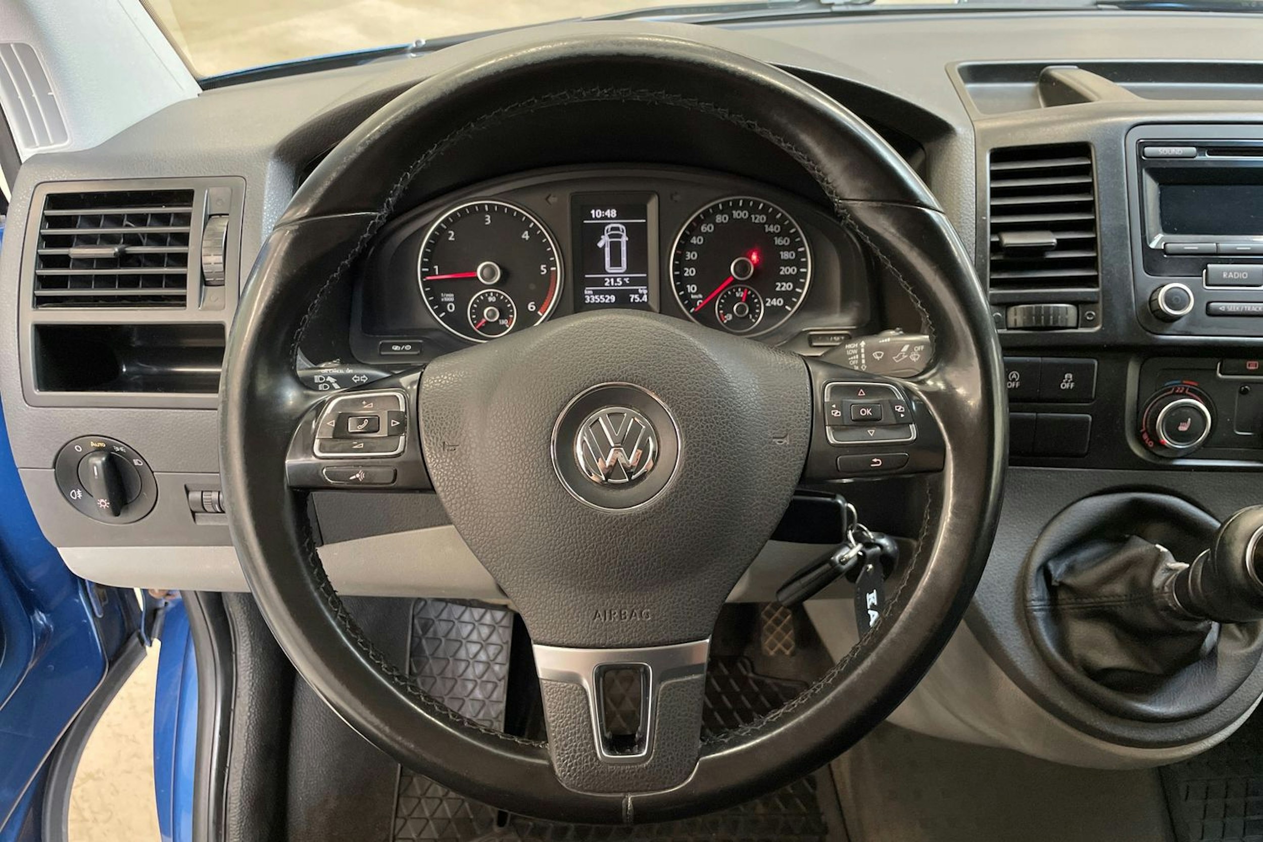 sininen Volkswagen Transporter 2014 kuva 16.